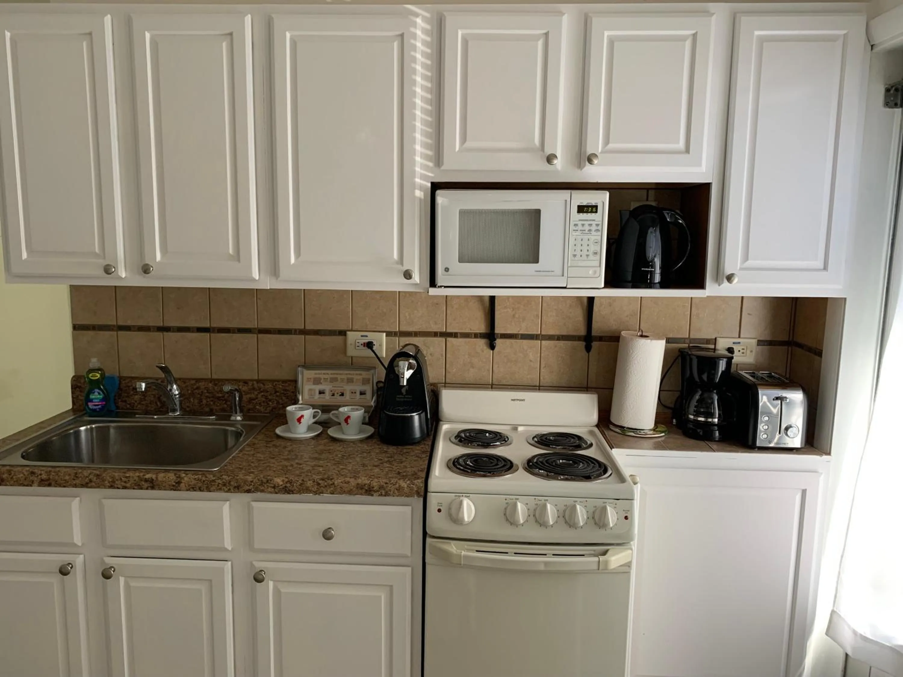 Kitchen or kitchenette in Tiana Beach Inn