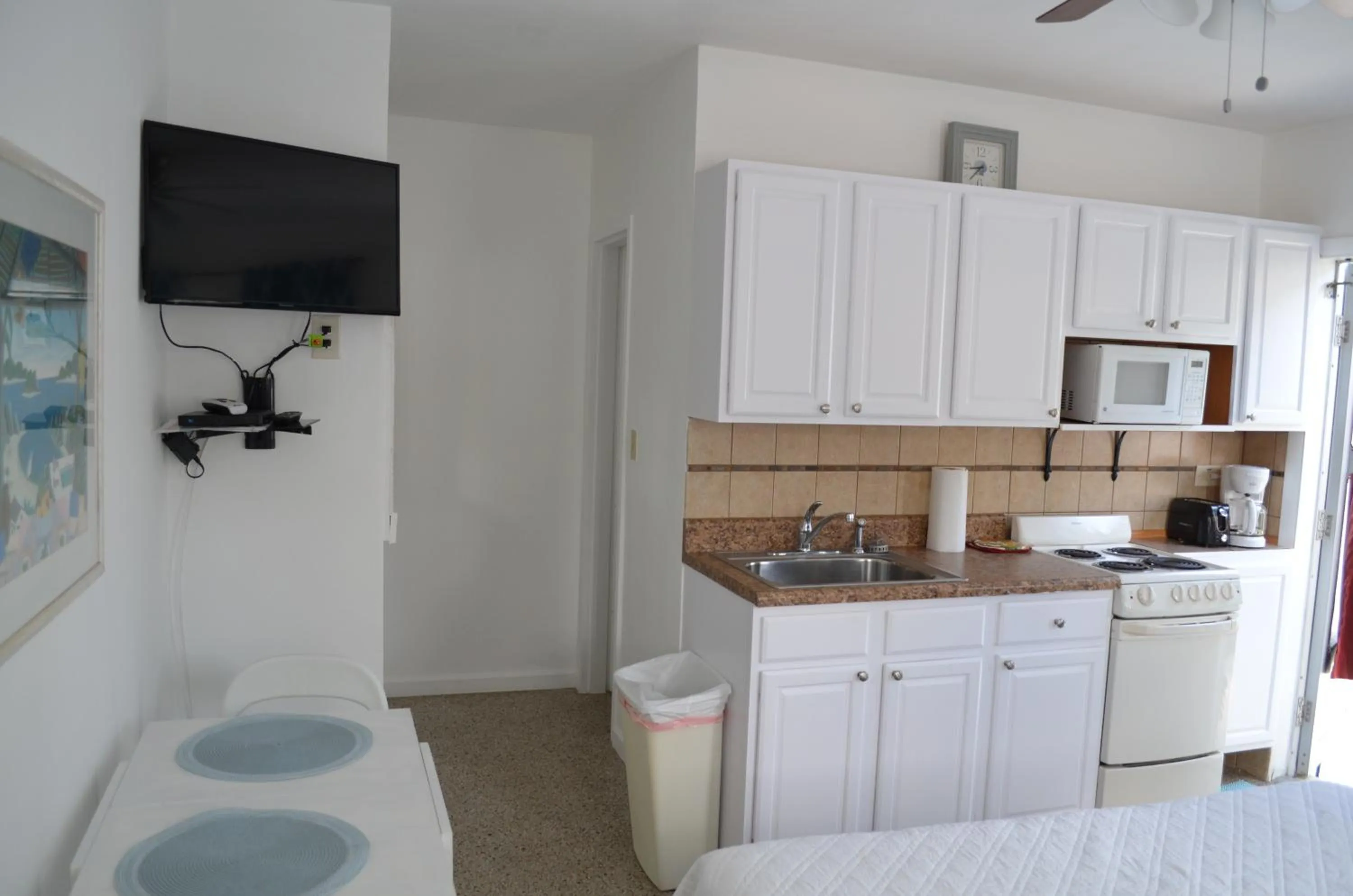 Kitchen or kitchenette in Tiana Beach Inn