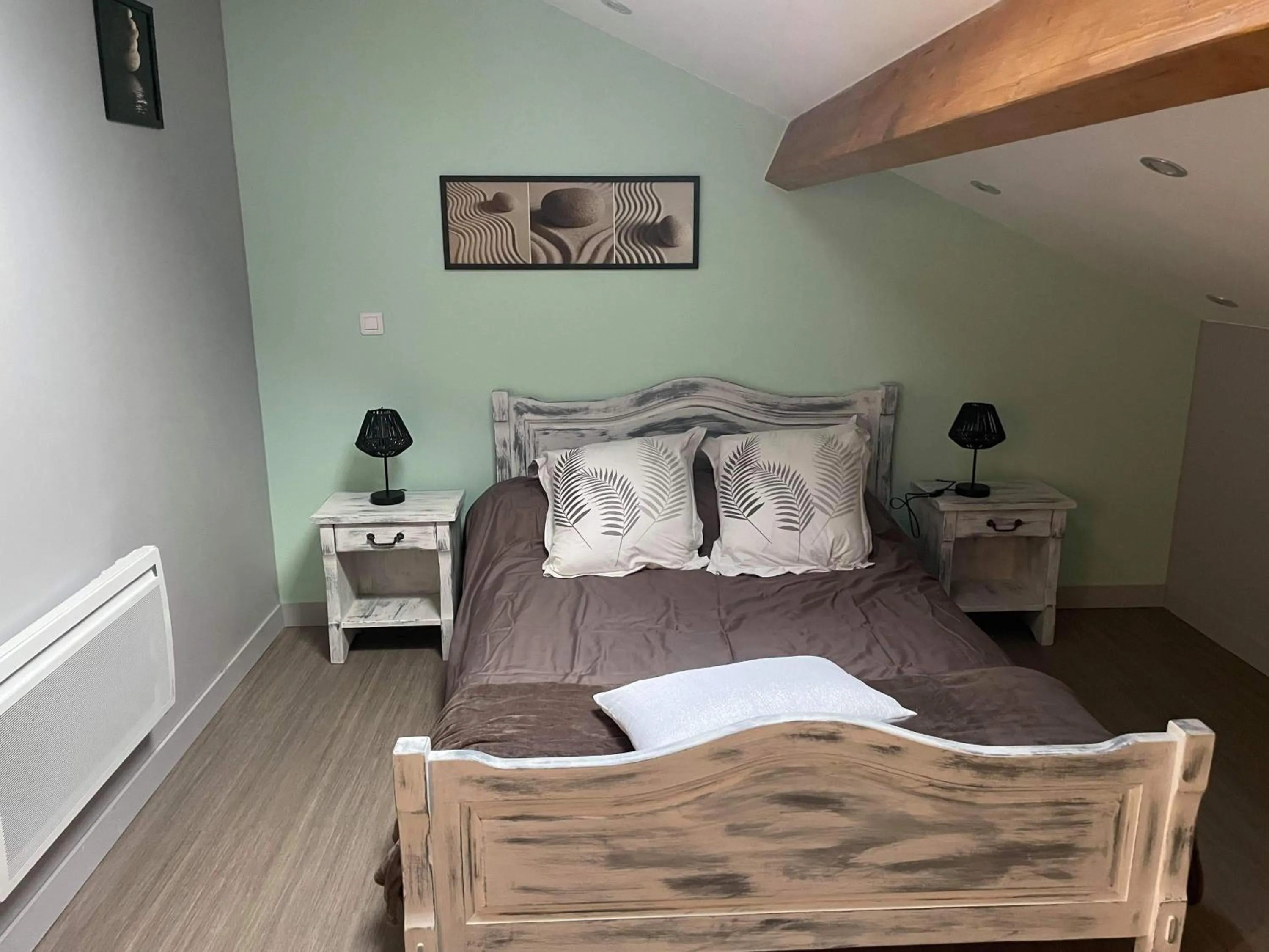 Photo of the whole room, Bed in les rouardes