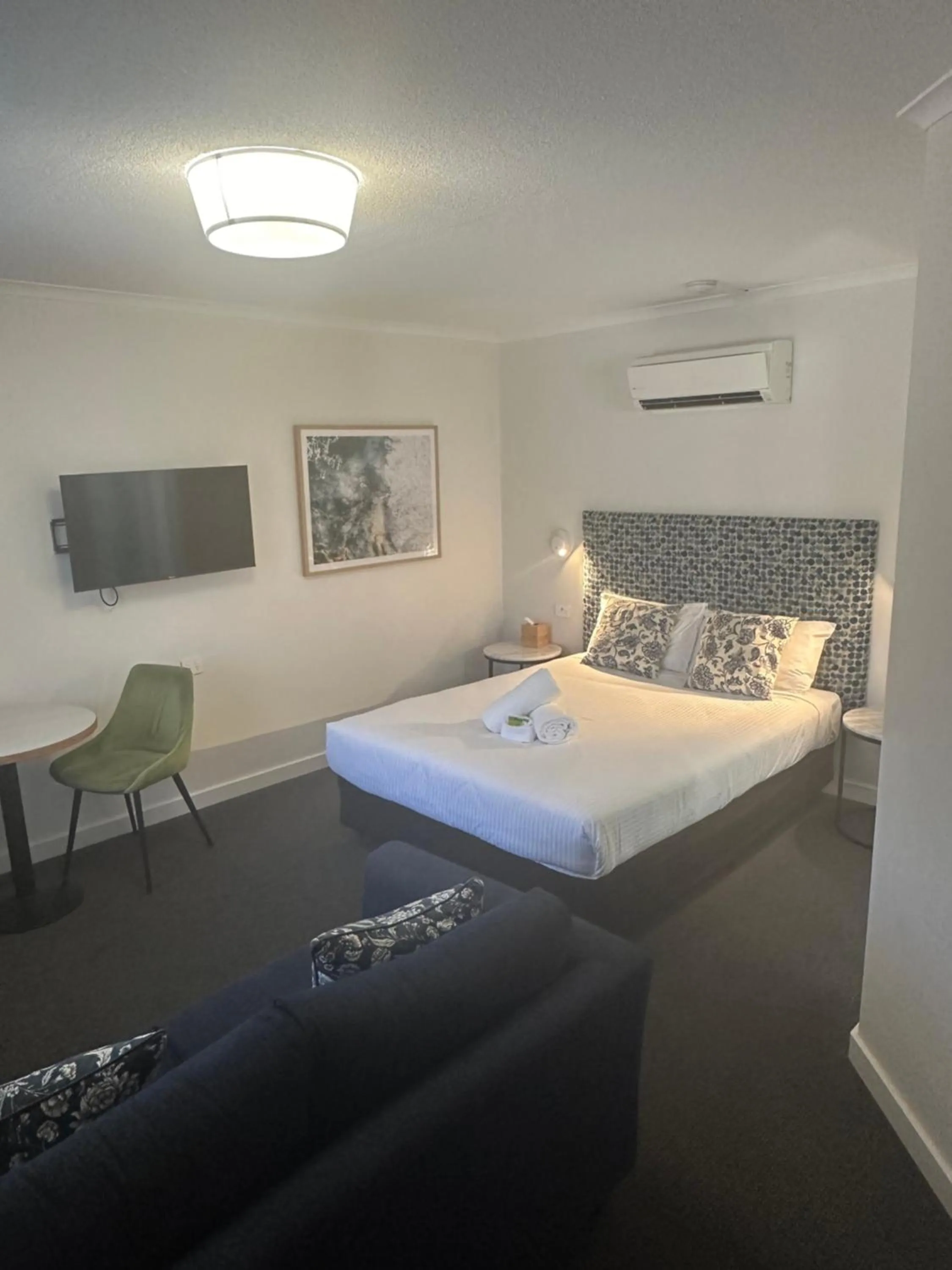 Photo of the whole room, Bed in Batemans Bay Lodge
