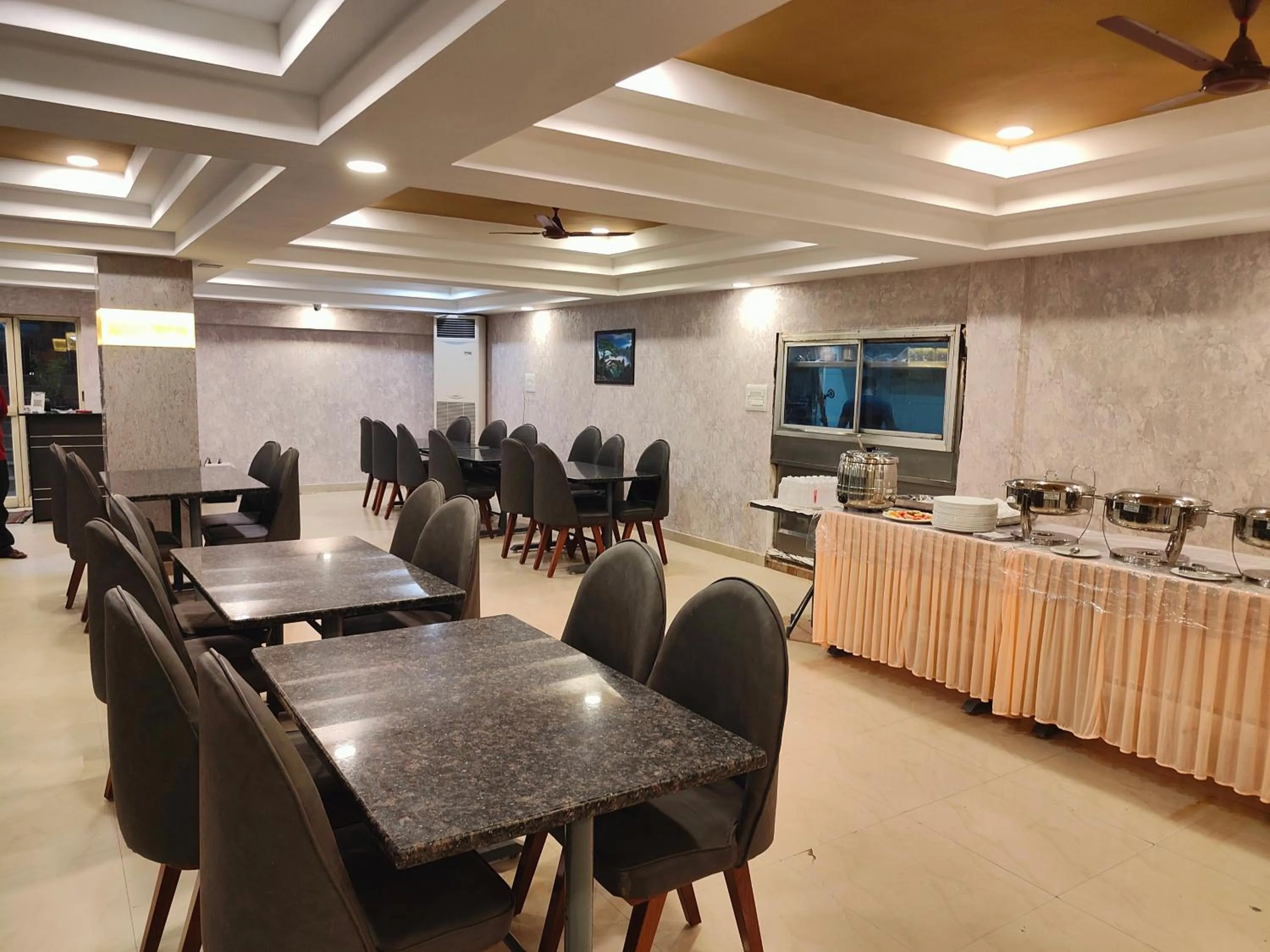 Restaurant/places to eat in Hotel Geetha International