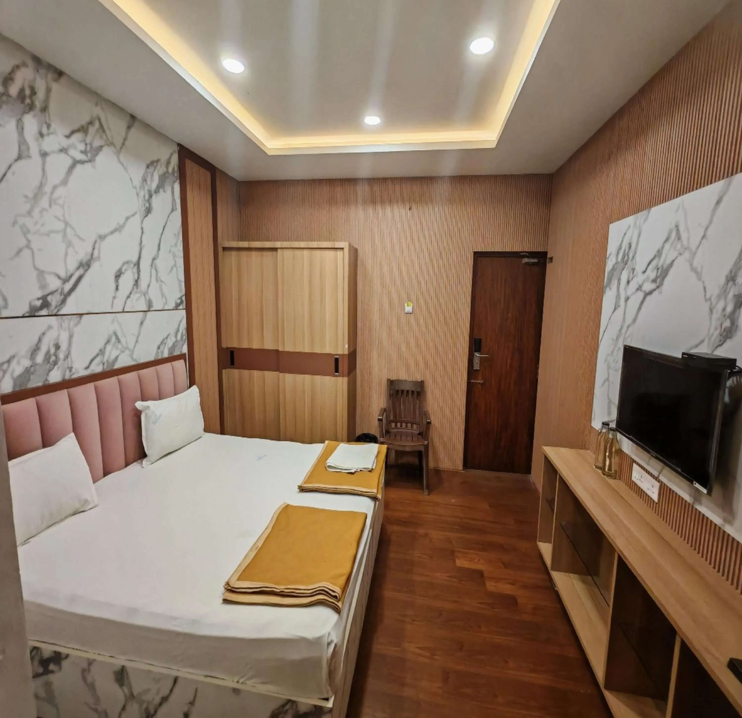 TV and multimedia, Bed in Hotel Geetha International