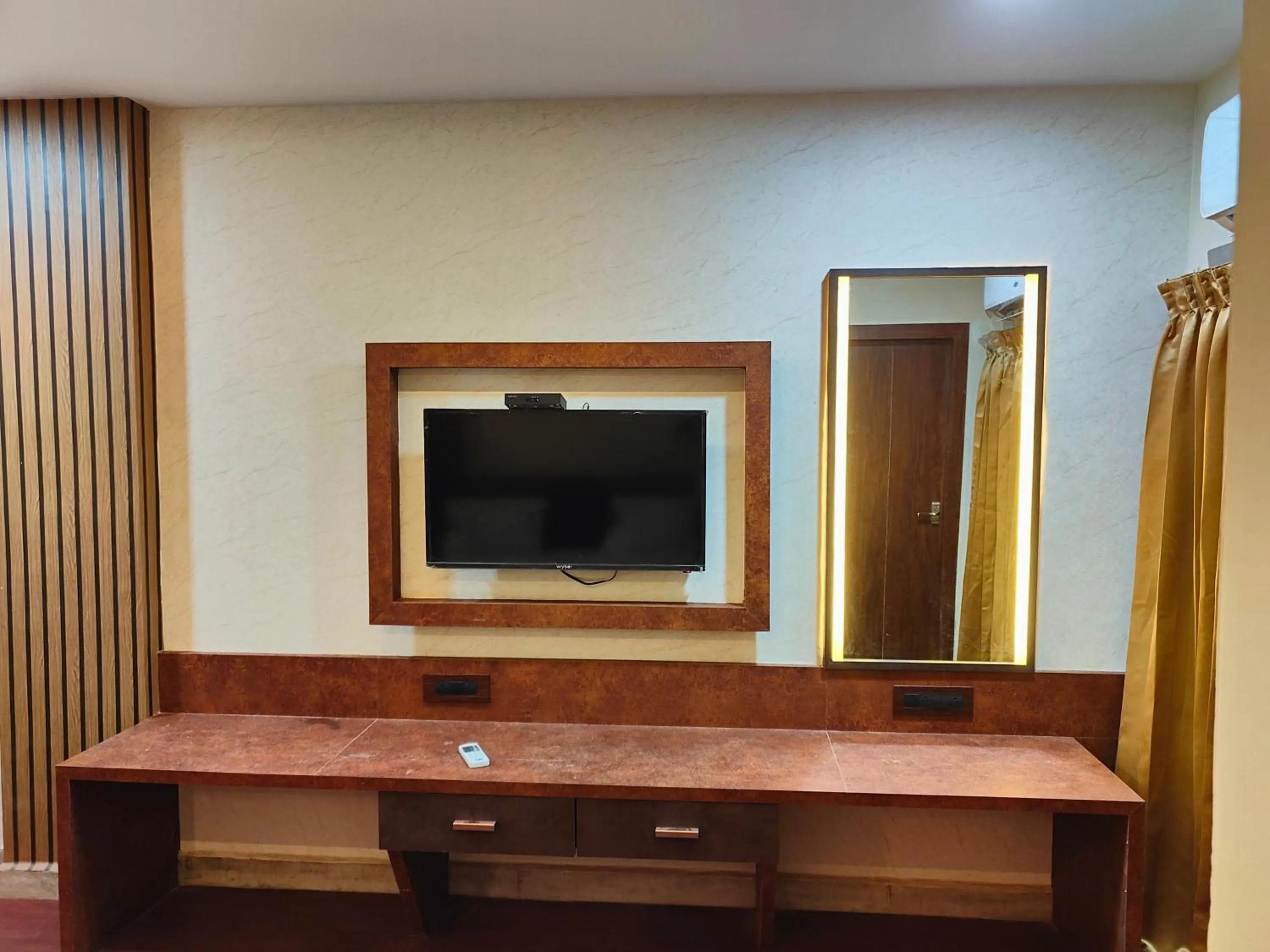 TV and multimedia in Hotel Geetha International