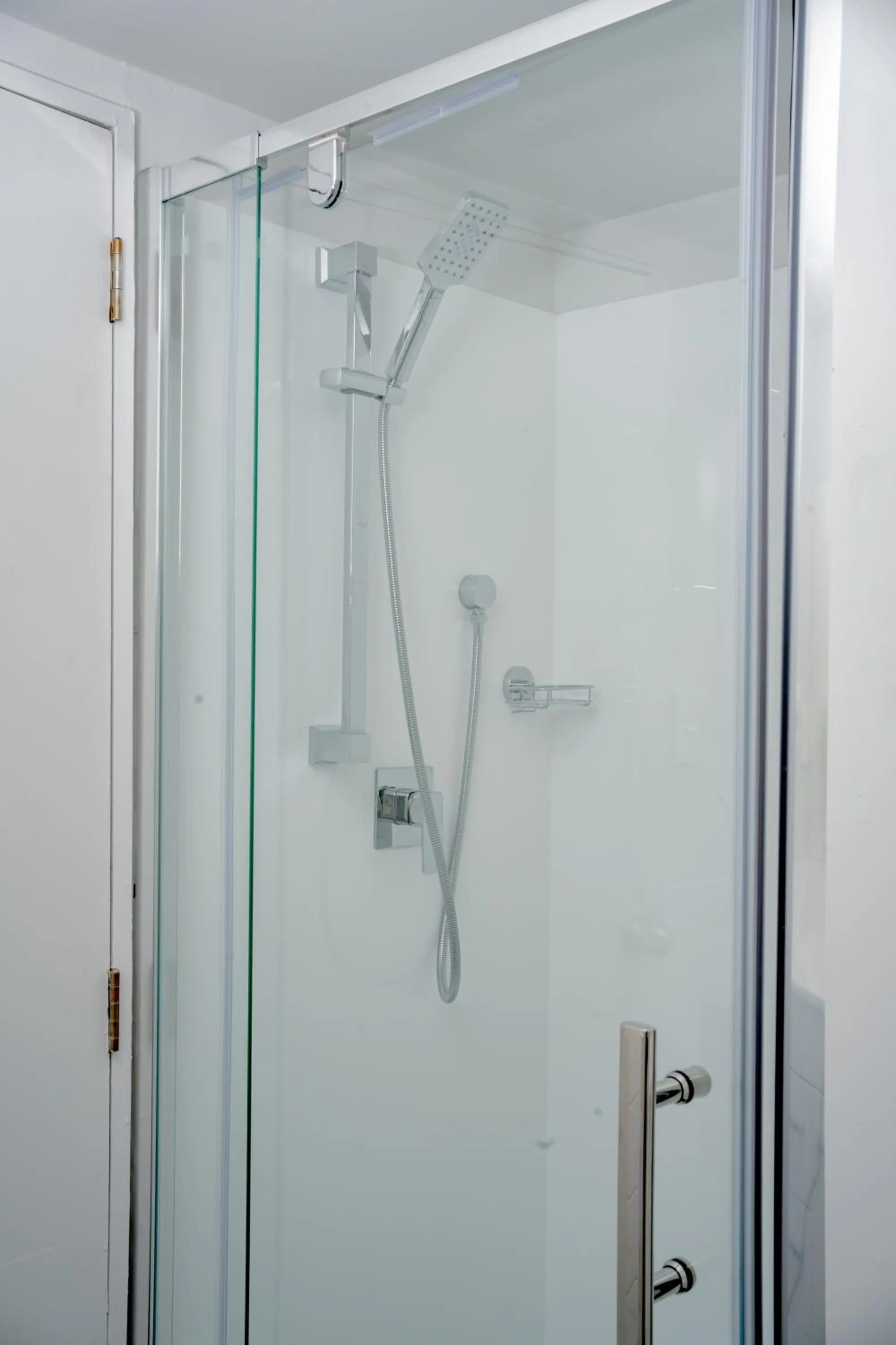 Shower in Samhil Motor Lodge