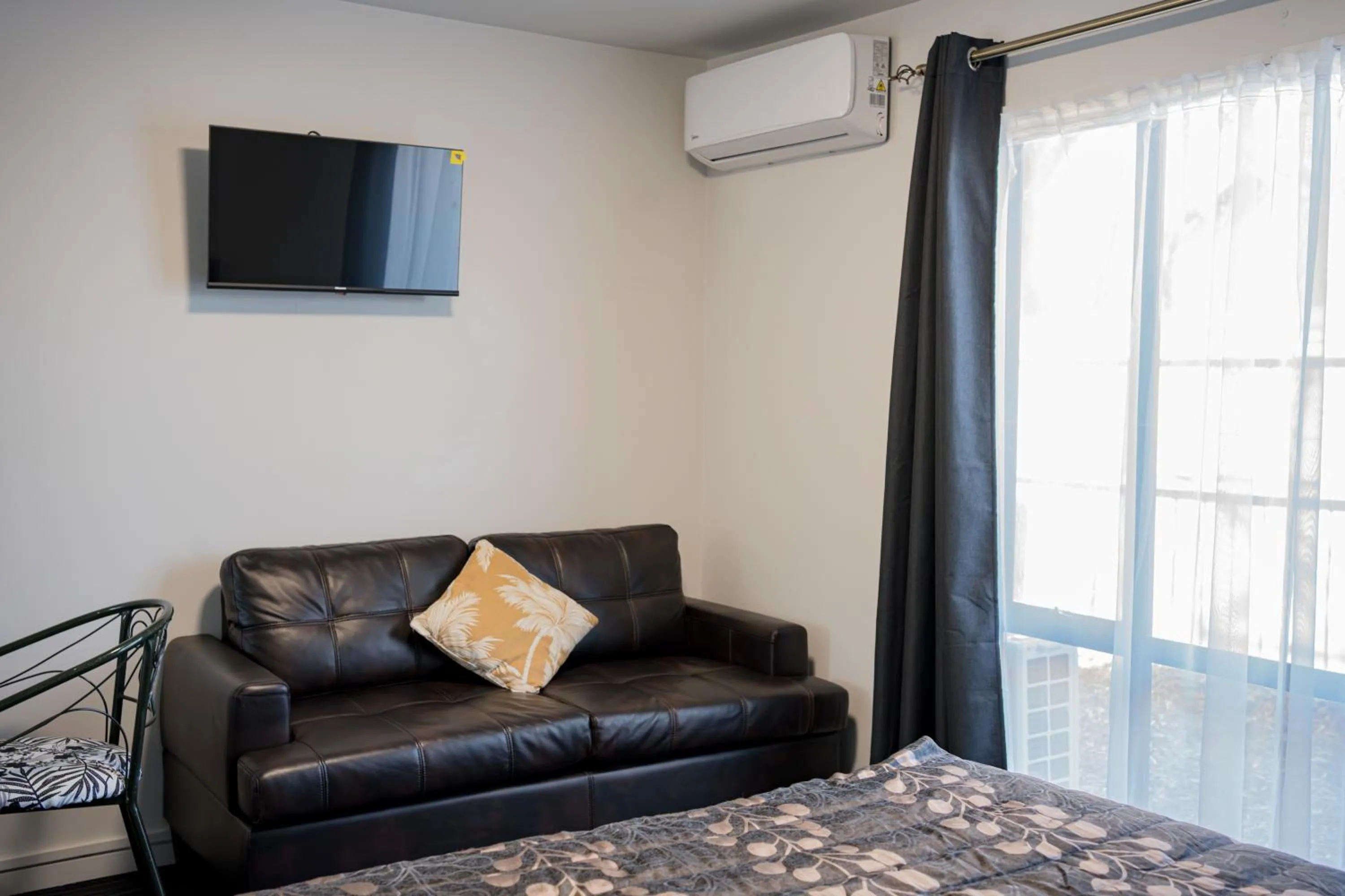 Communal lounge/ TV room in Samhil Motor Lodge