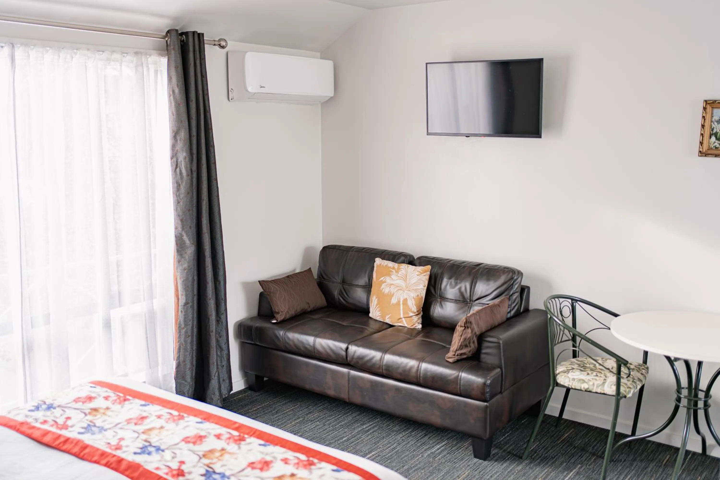 Seating area in Samhil Motor Lodge