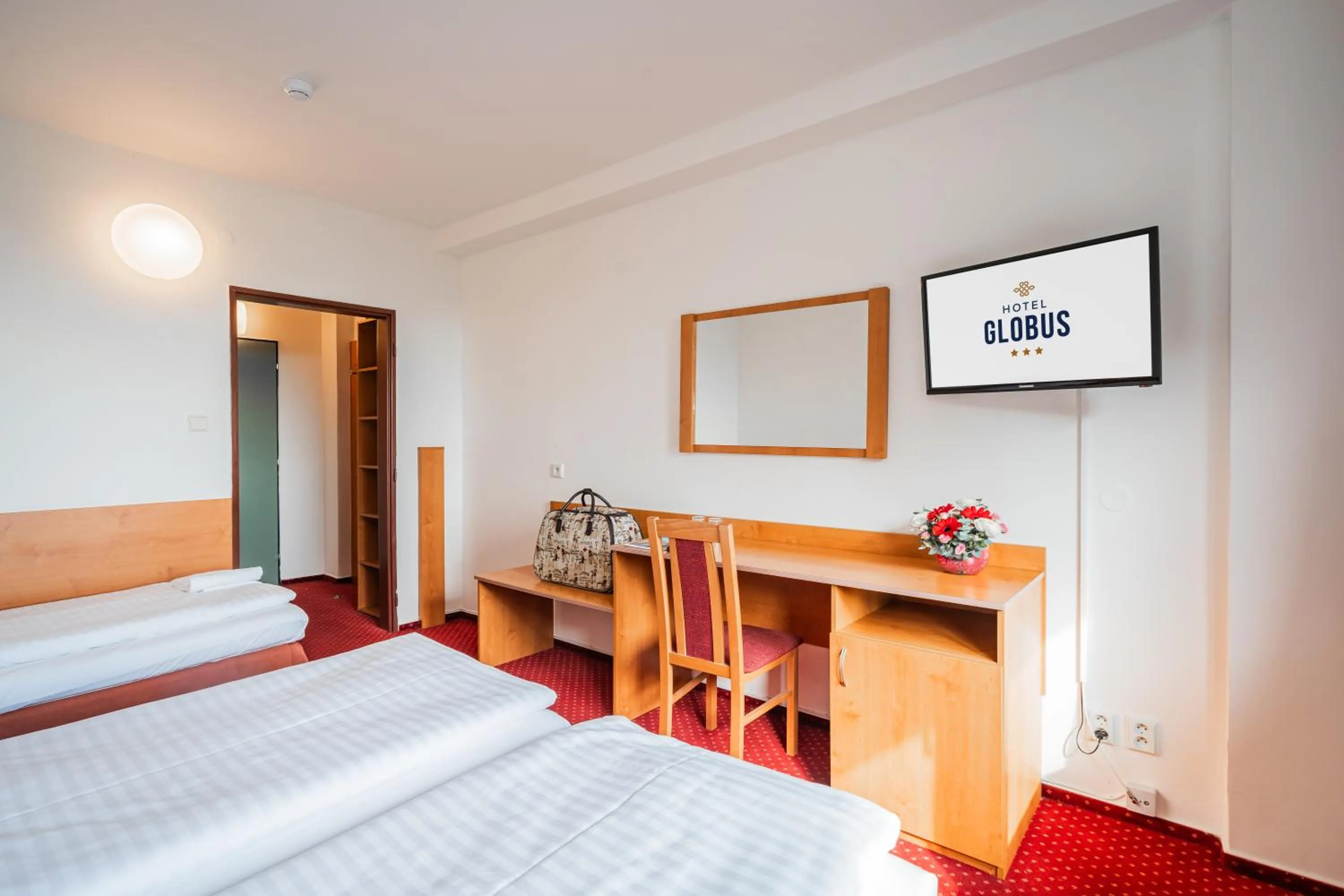 Property building, Bed in Hotel Globus