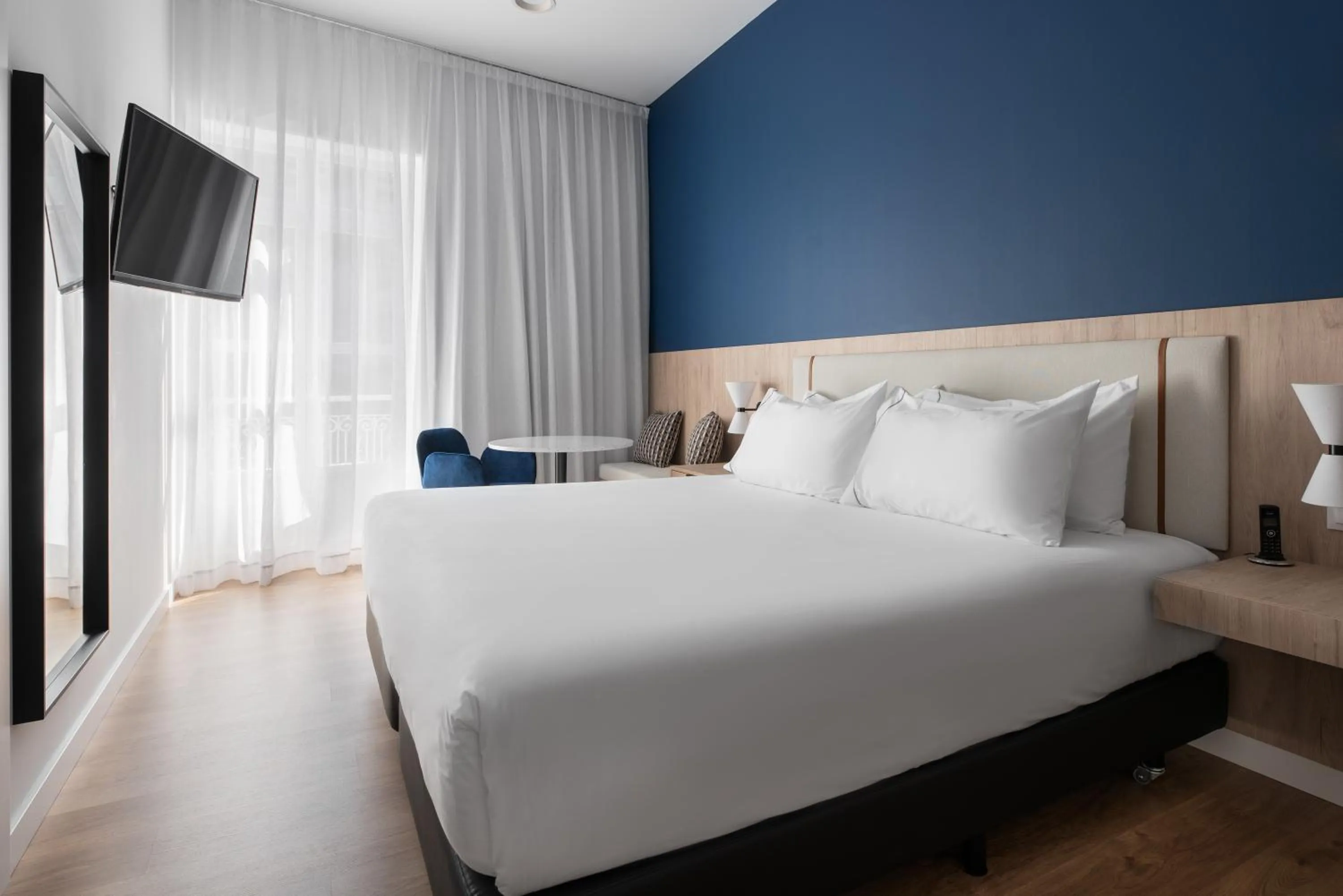 Photo of the whole room, Bed in Exe Vigo