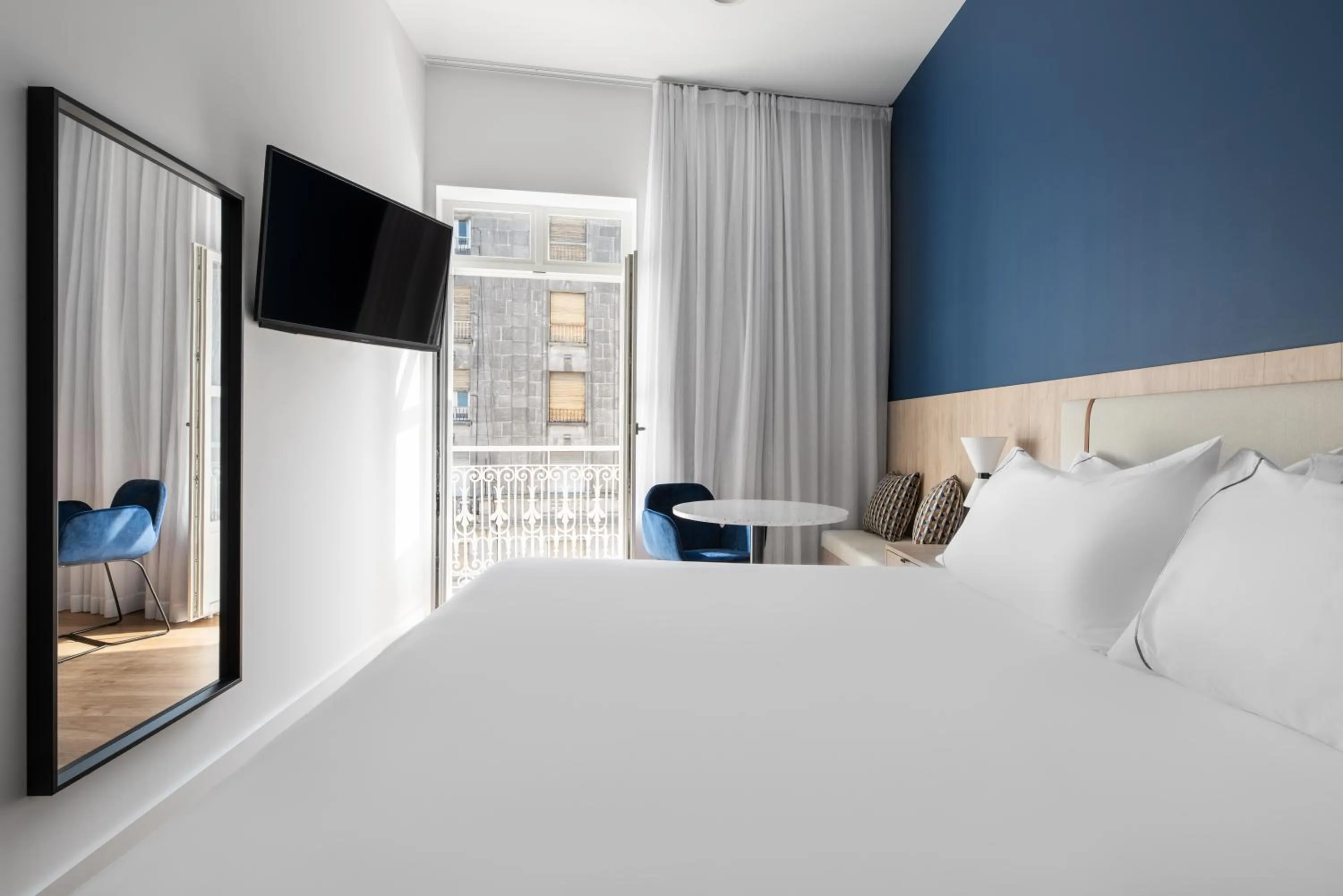 Photo of the whole room, Bed in Exe Vigo