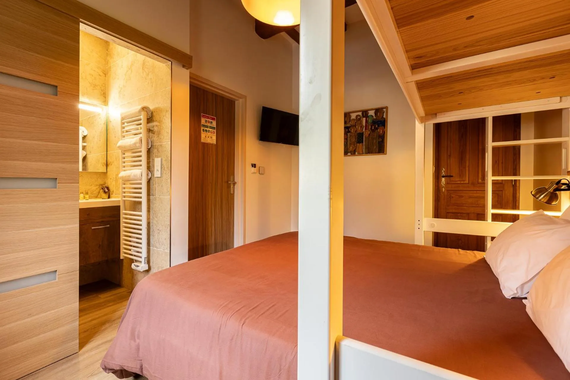 Bedroom, Bed in L'Interlude