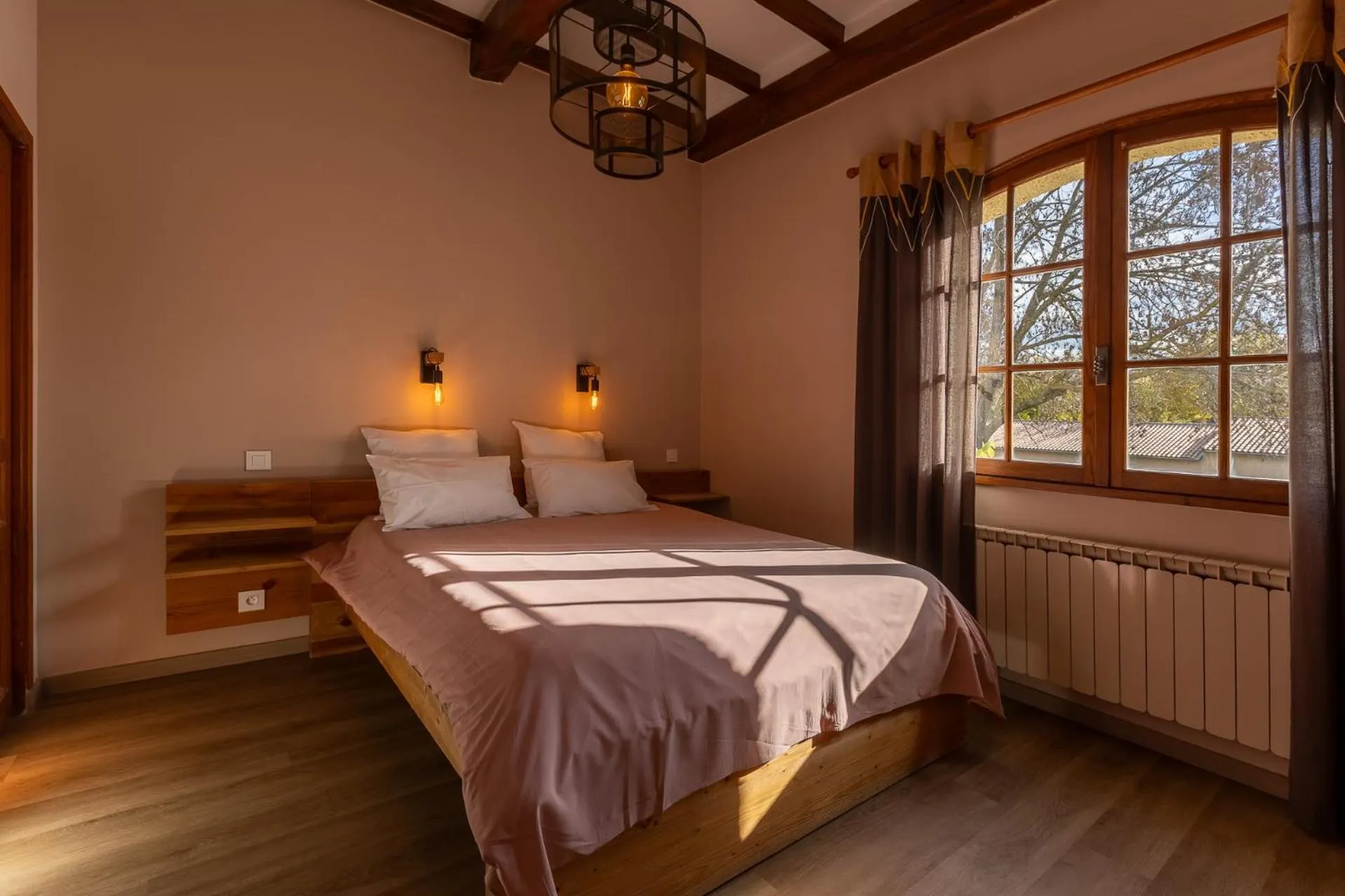 Bedroom, Bed in L'Interlude