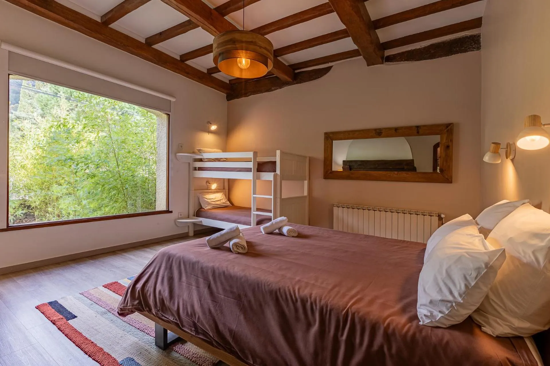 Bedroom, Bed in L'Interlude