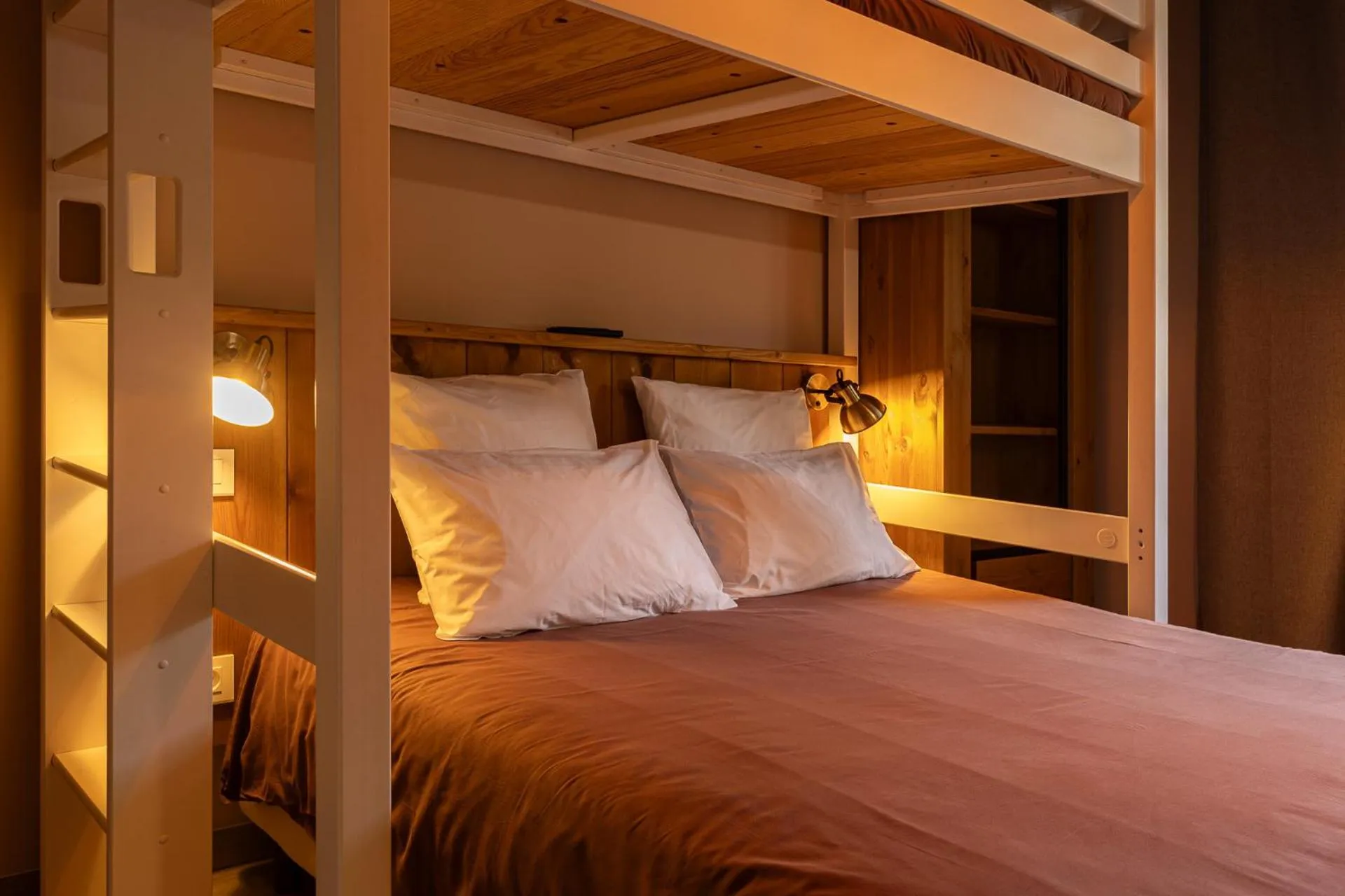 Bedroom, Bed in L'Interlude