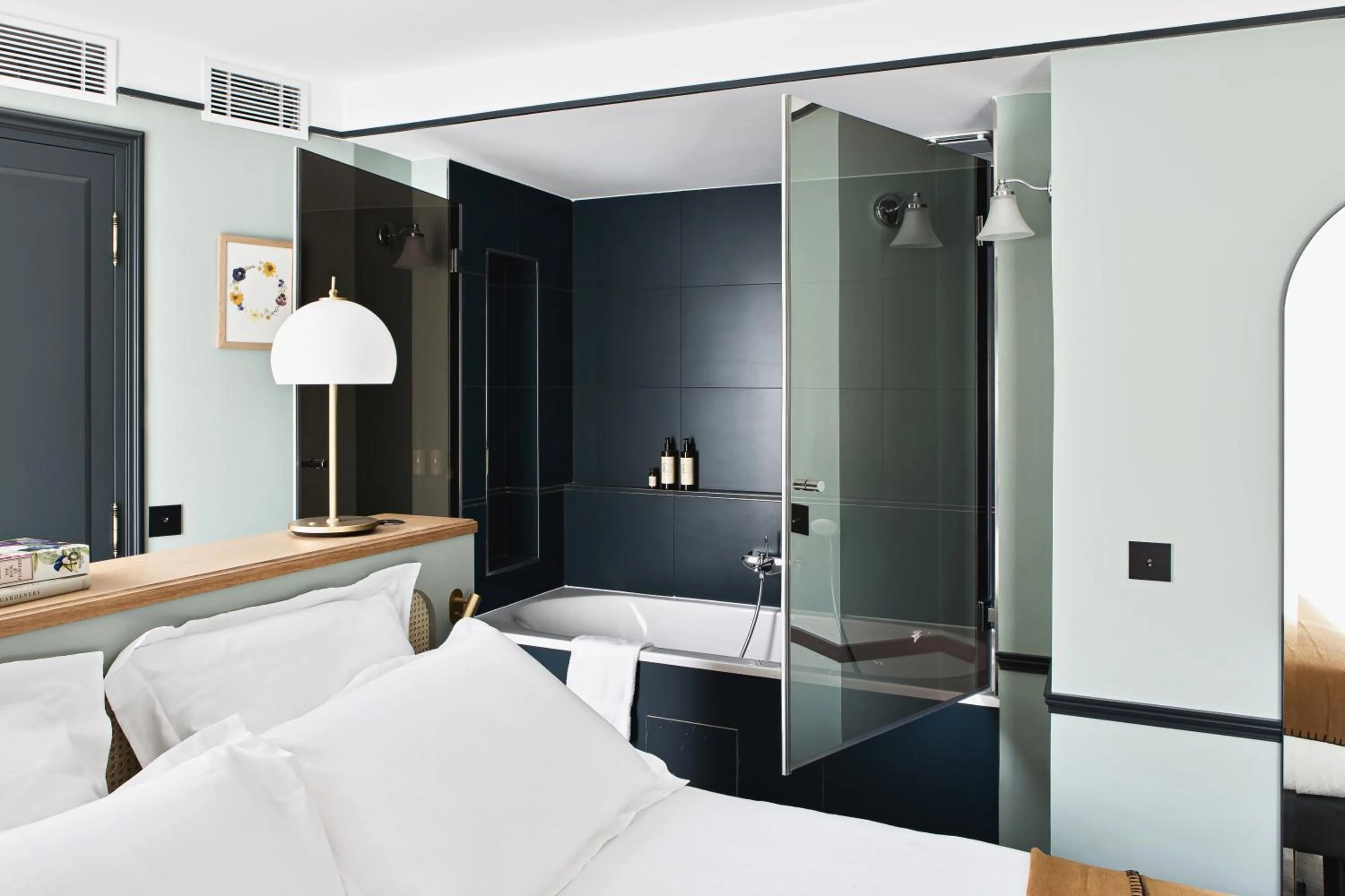 Bathroom, Bed in Hôtel Botaniste