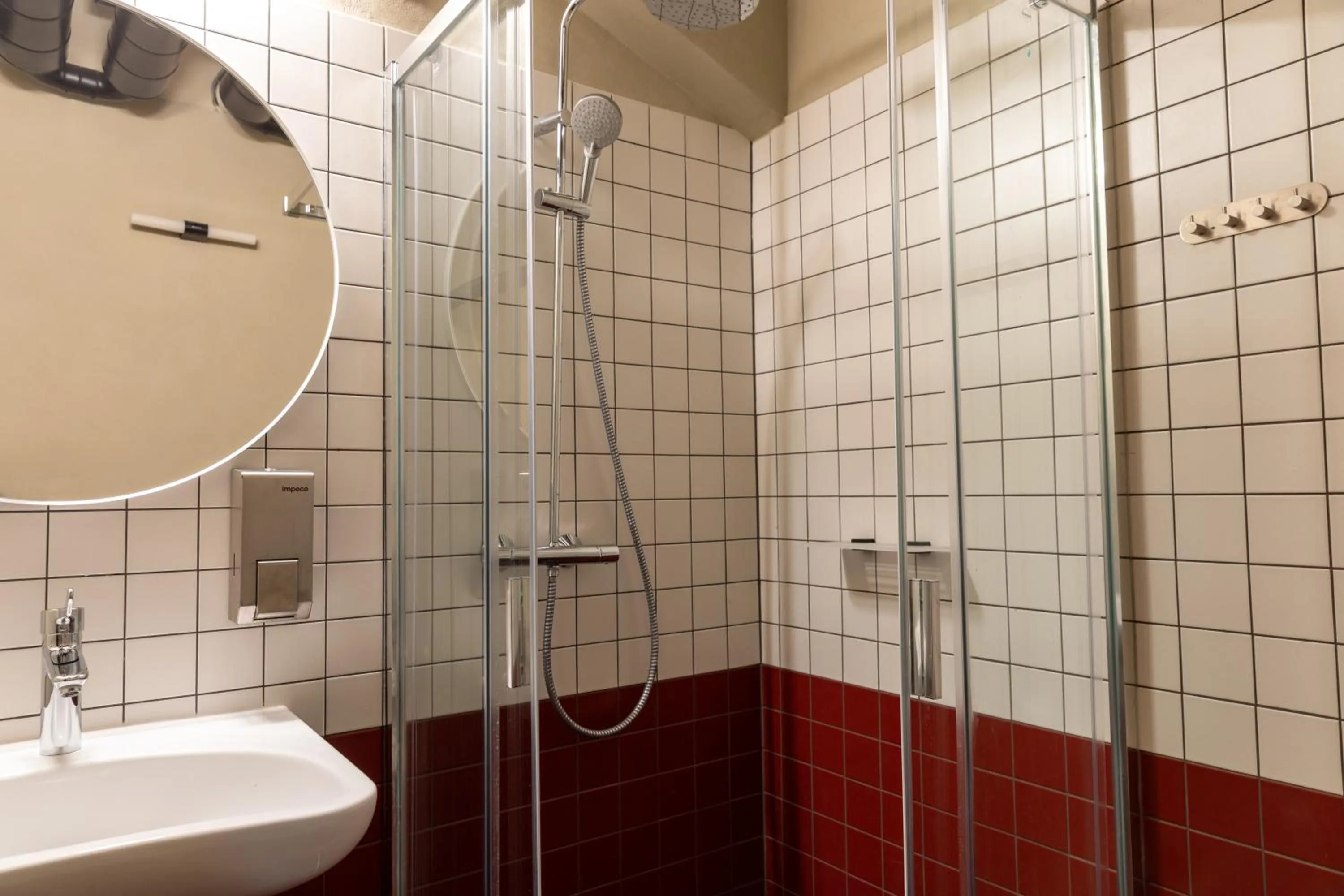 Shower in Hotel Amadeus