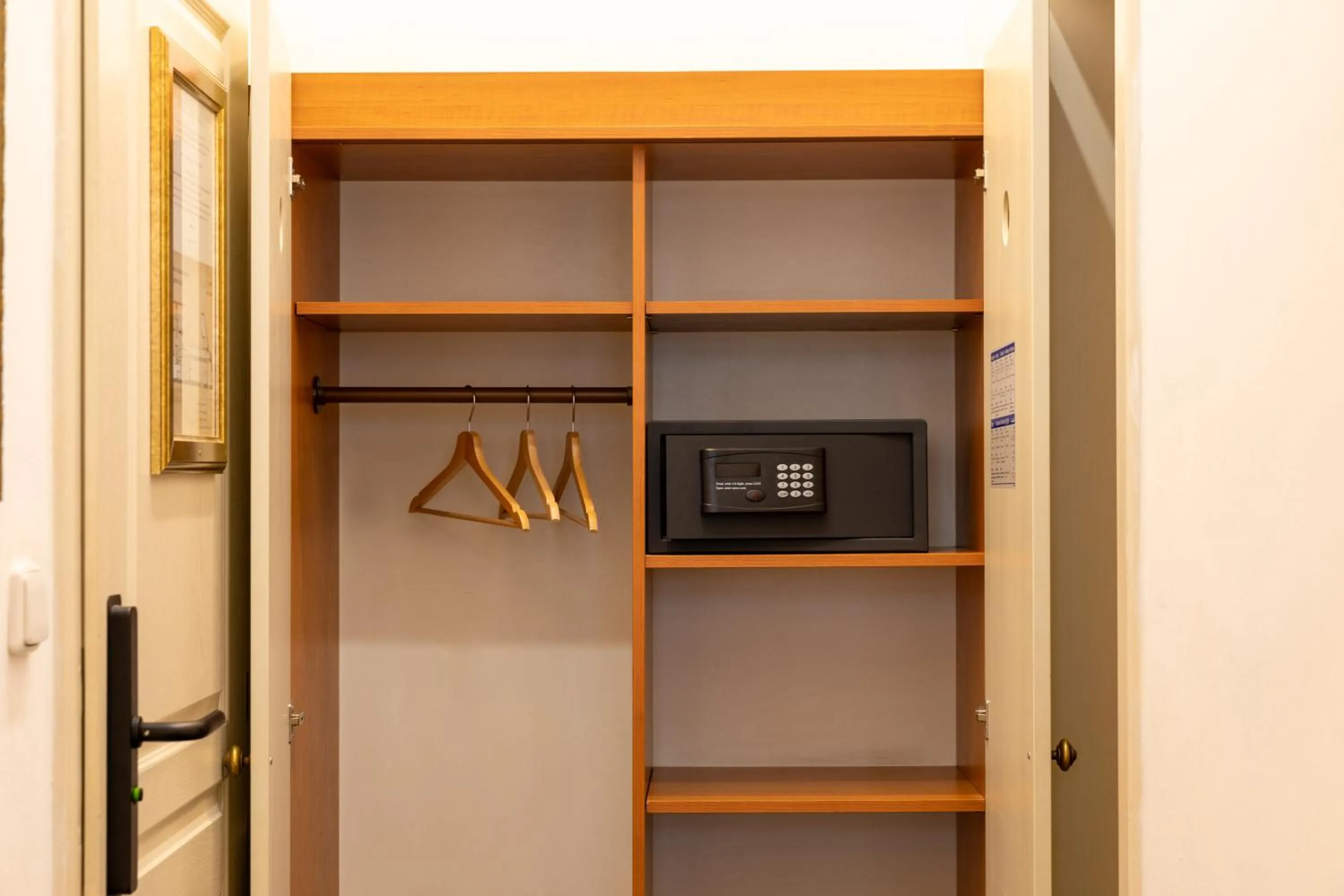 safe in Hotel Amadeus