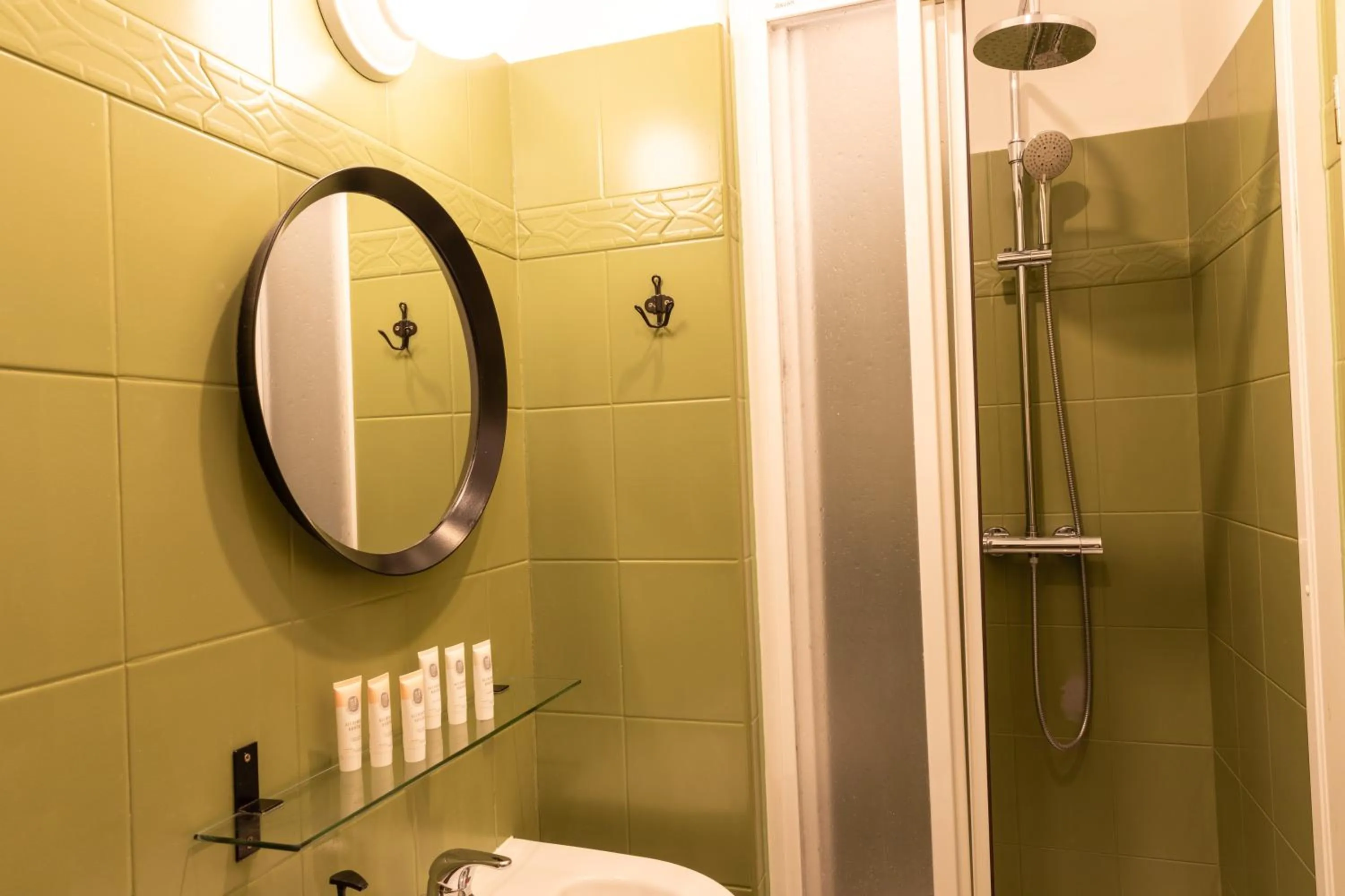 Shower in Hotel Amadeus