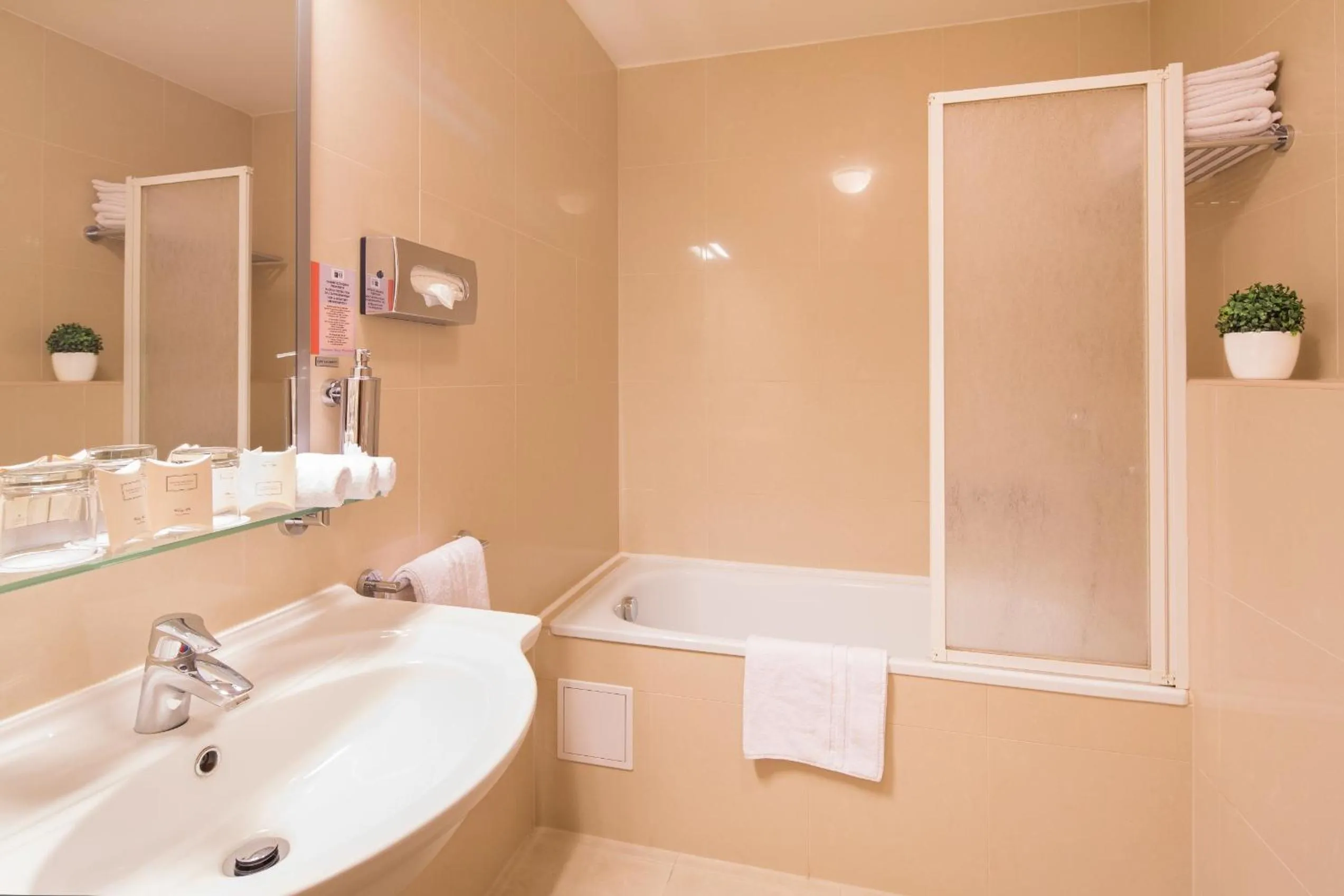 Shower in Hotel Páv