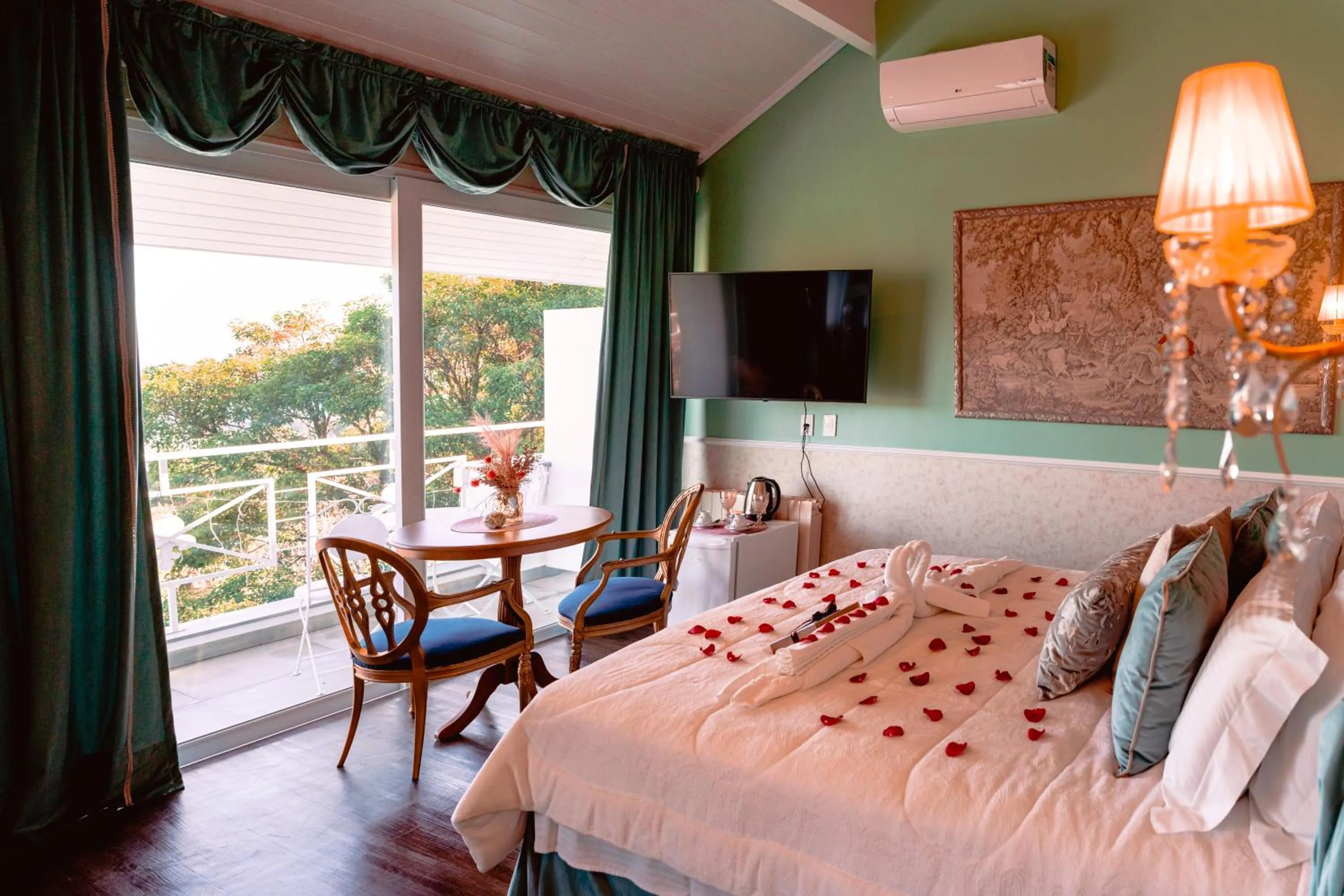 View (from property/room), Bed in Le Boutique Hotel Gramado - Exclusivo para Casais
