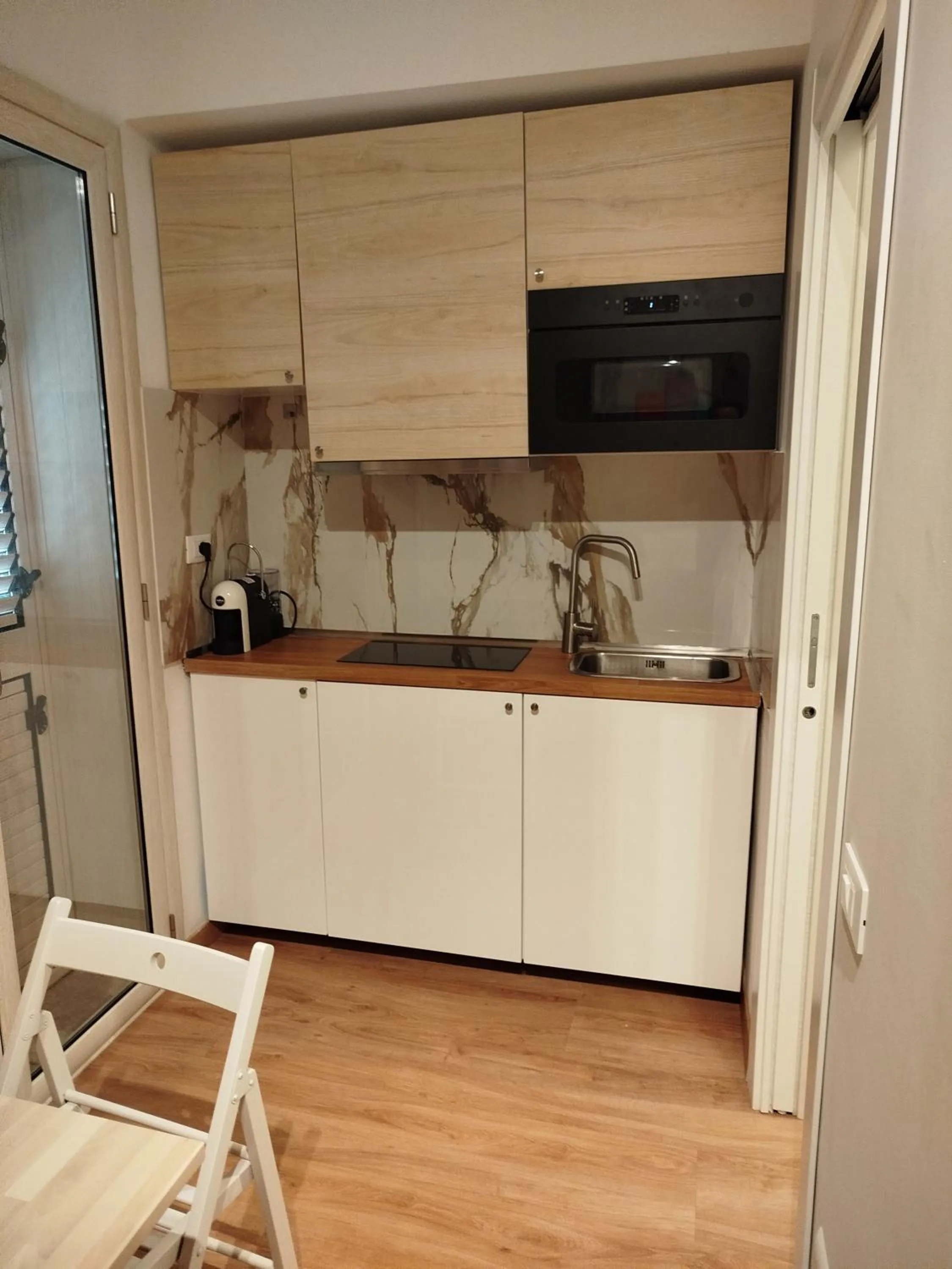 Kitchen or kitchenette in Confort Suites