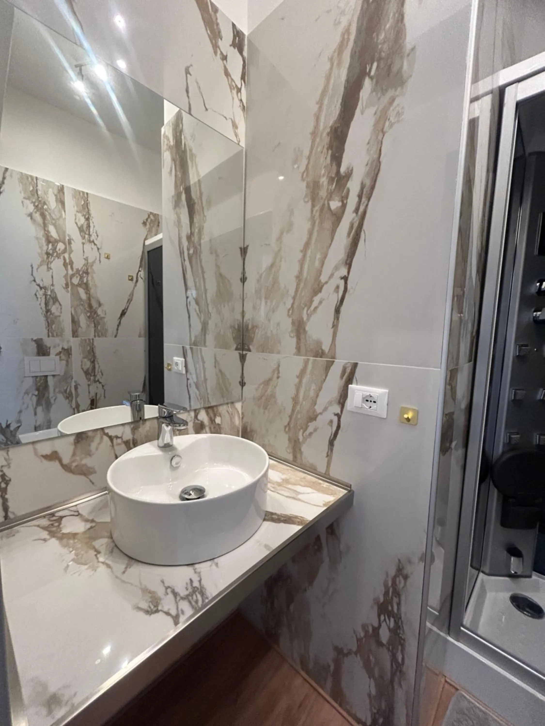 Shower in Confort Suites