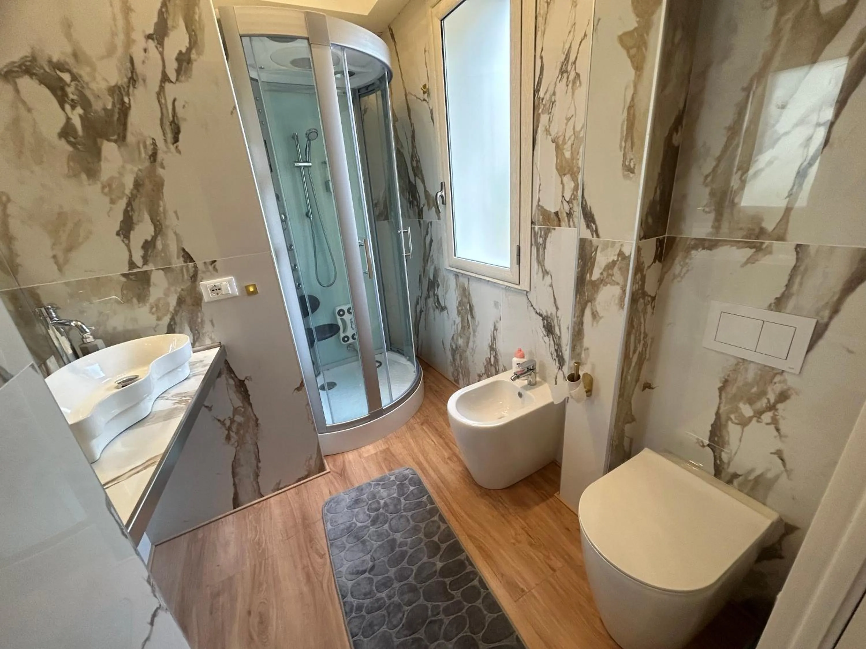 Shower in Confort Suites