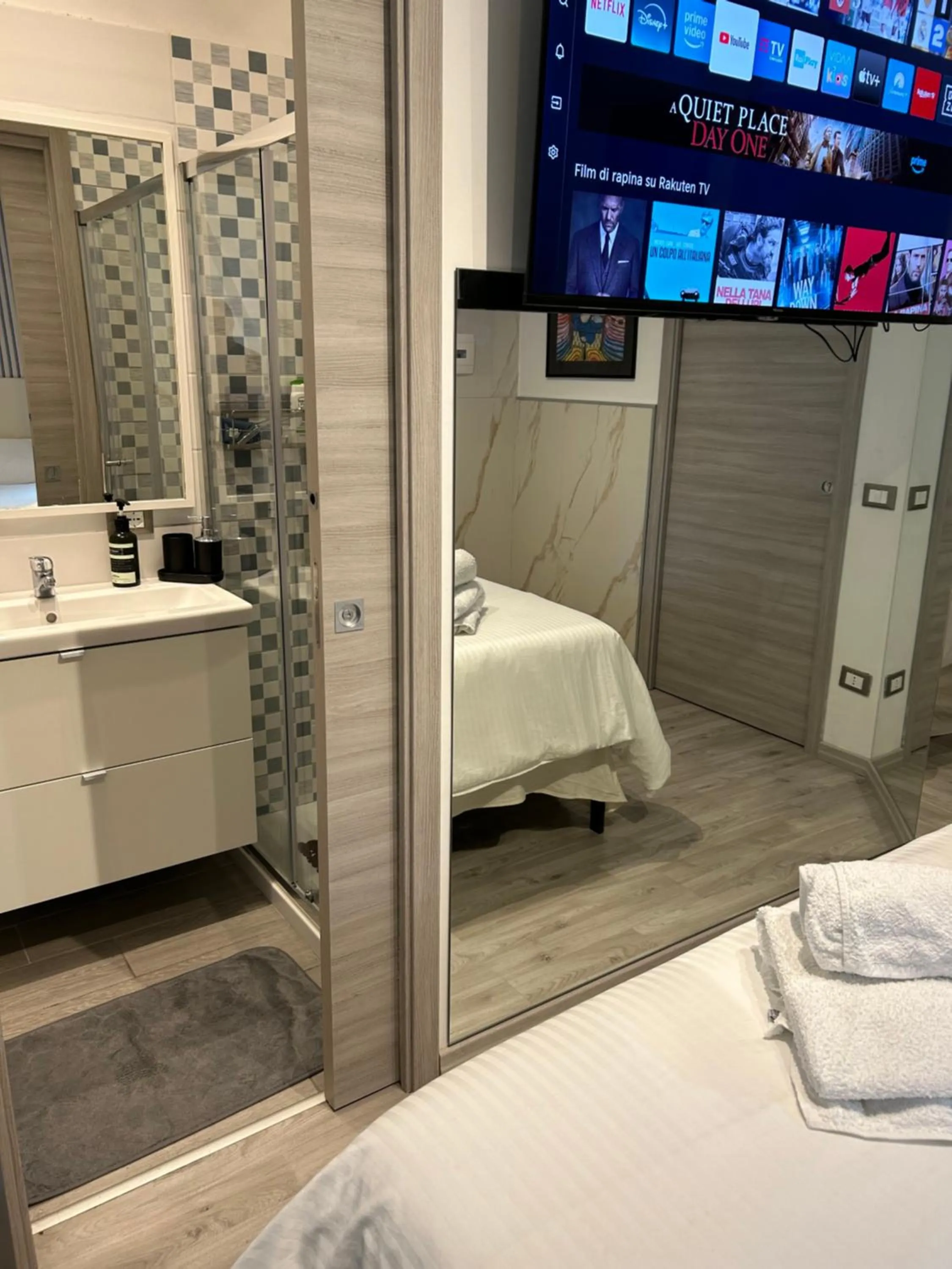Bathroom, Bed in Confort Suites