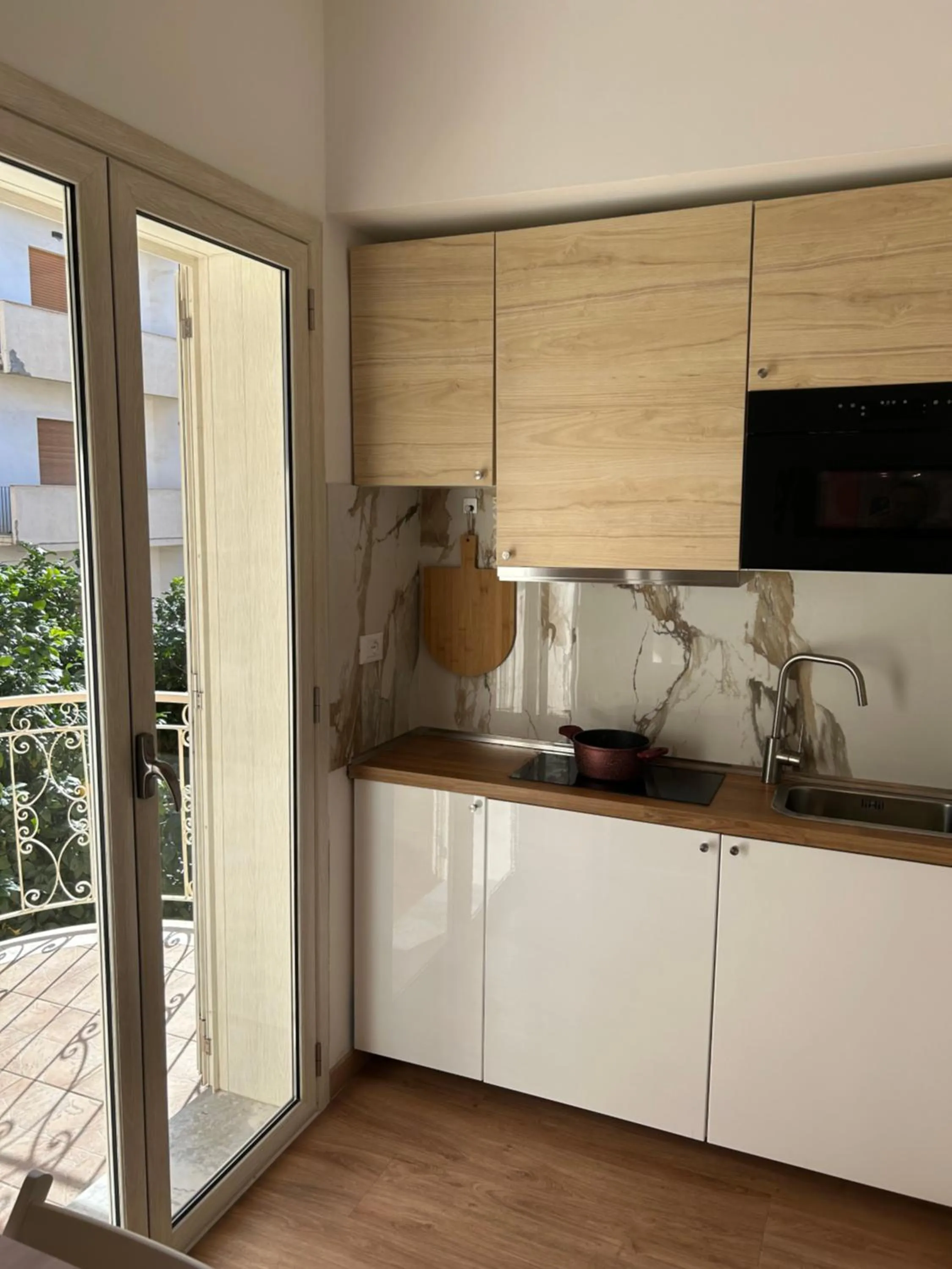 Kitchen or kitchenette in Confort Suites