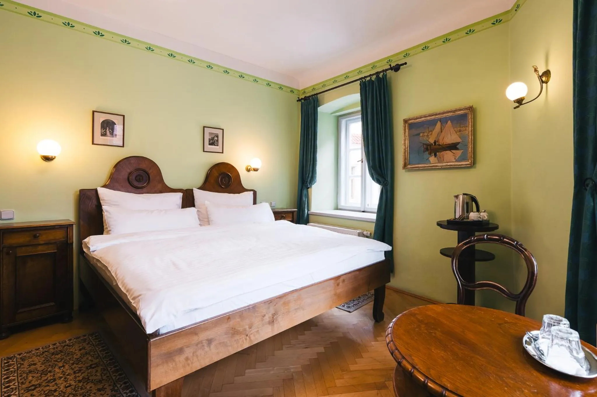 Bed in Hotel Leonardo