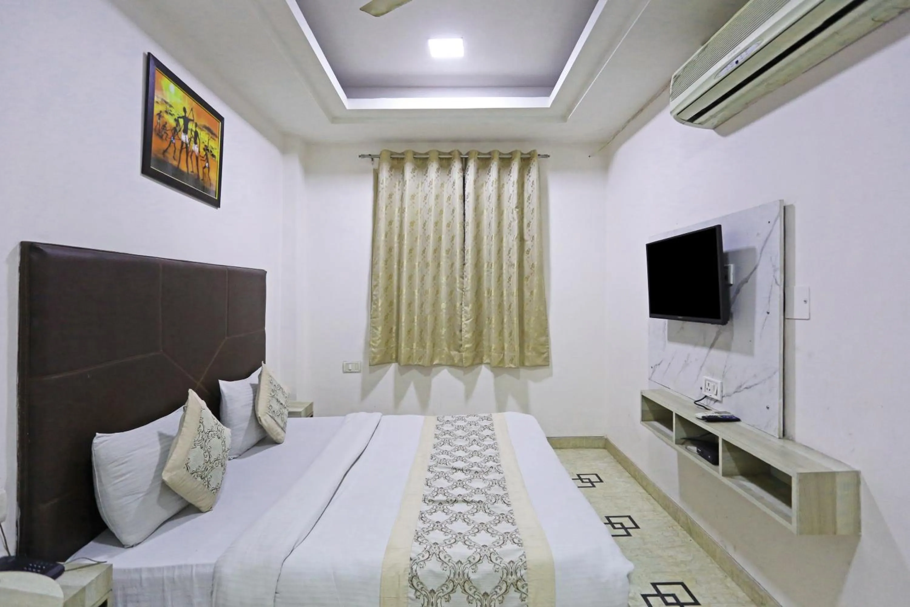 Bed in Hotel Sterling Inn, New Delhi