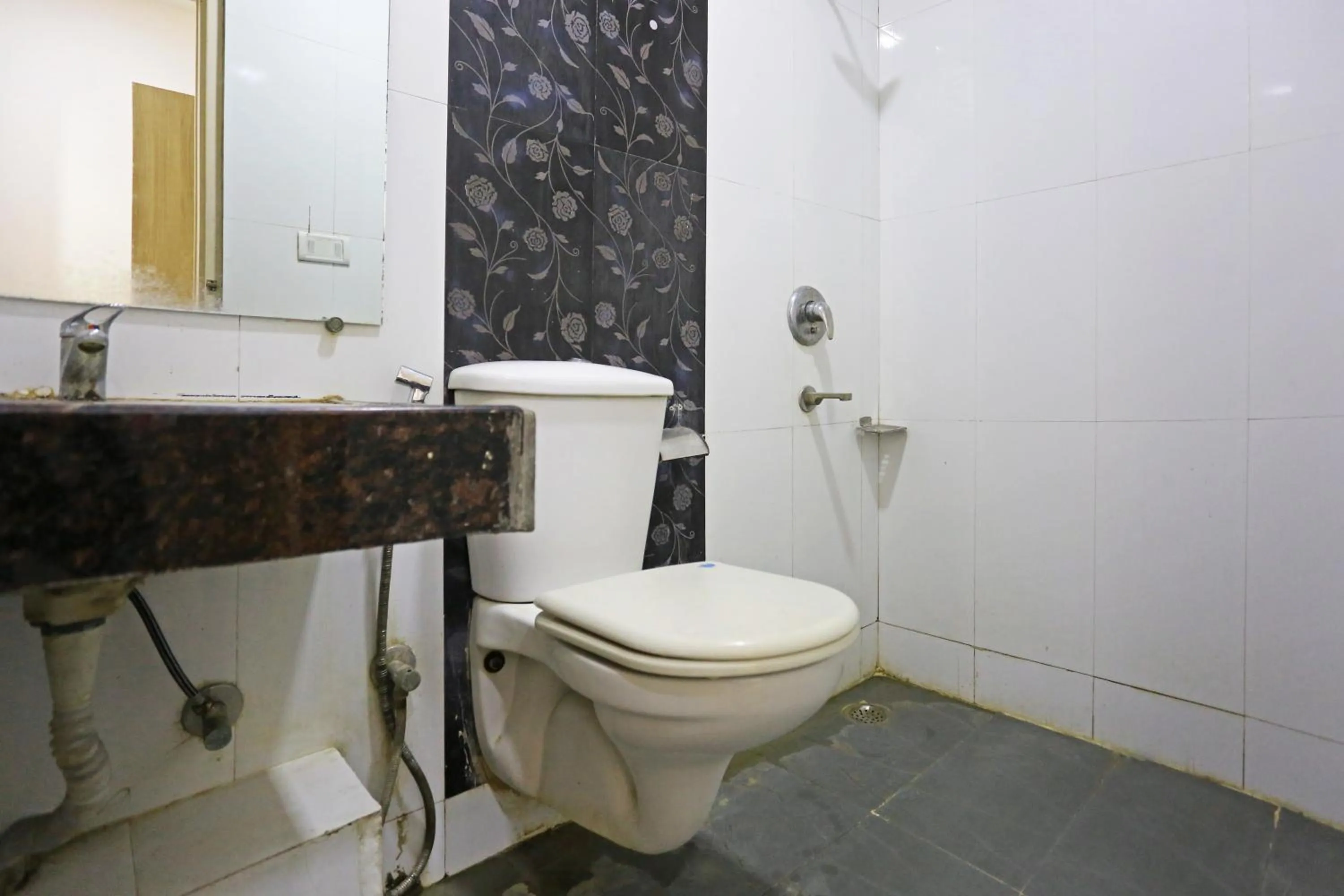 Shower in Hotel Sterling Inn, New Delhi