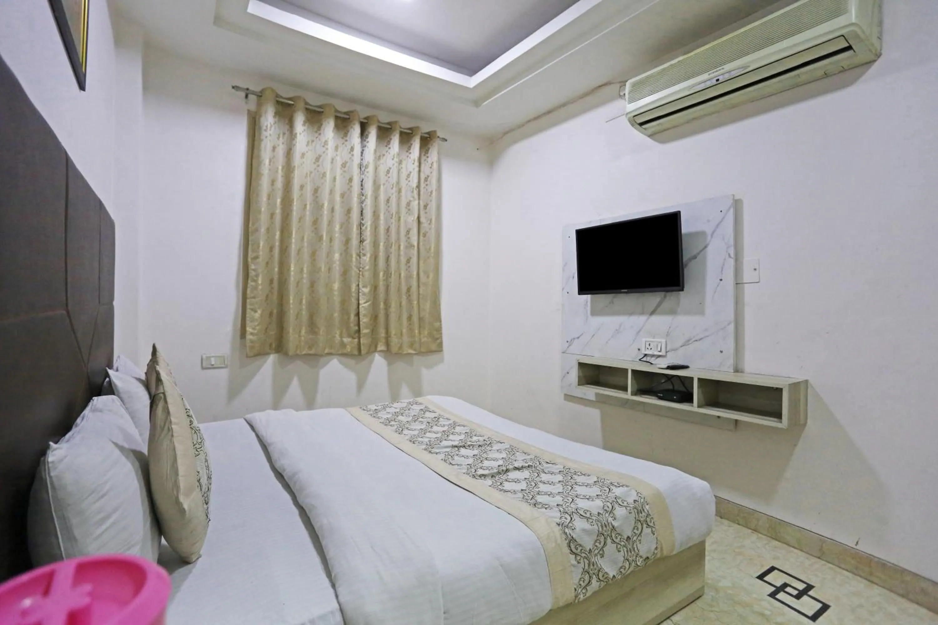 TV and multimedia, Bed in Hotel Sterling Inn, New Delhi