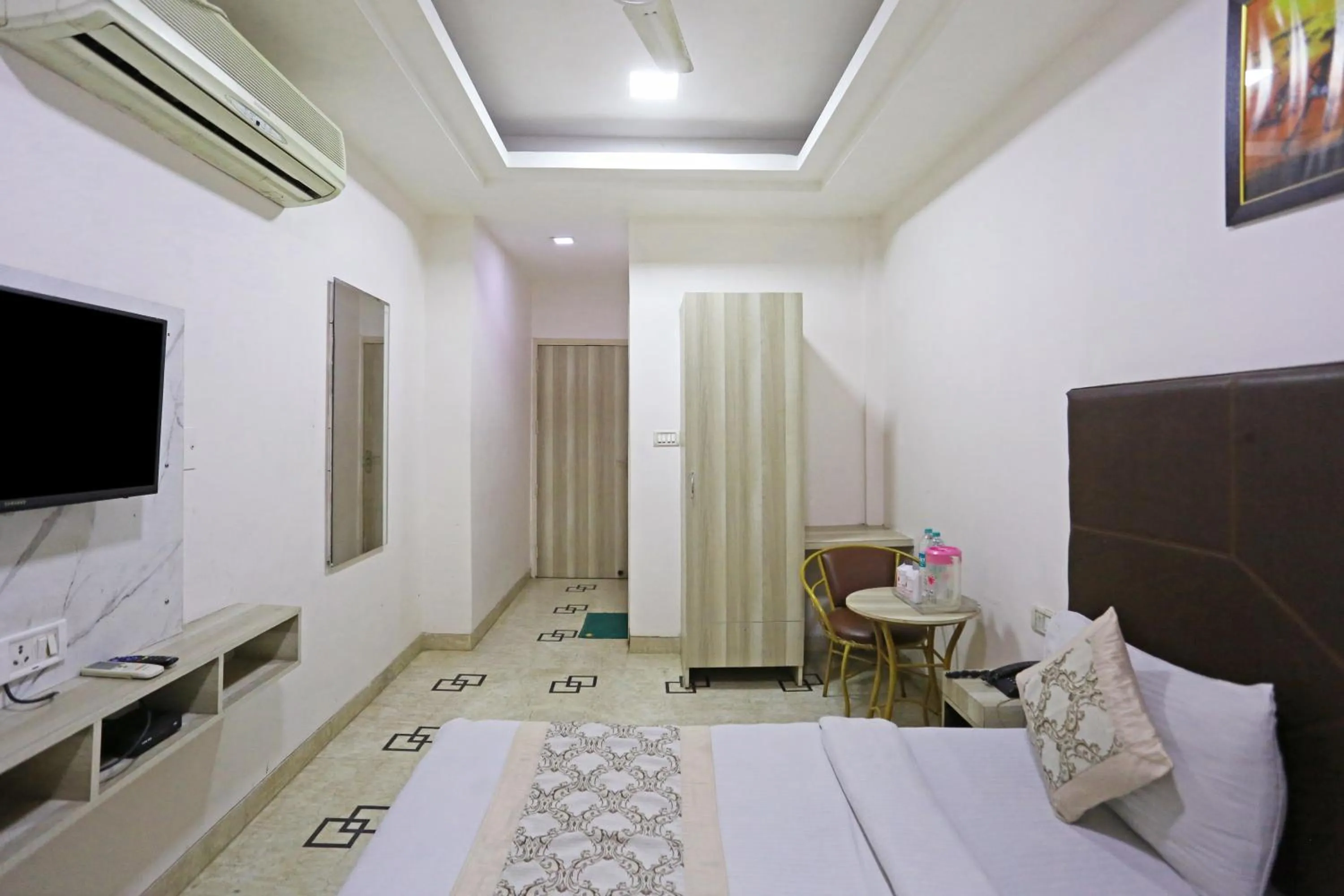 Photo of the whole room, Bed in Hotel Sterling Inn, New Delhi