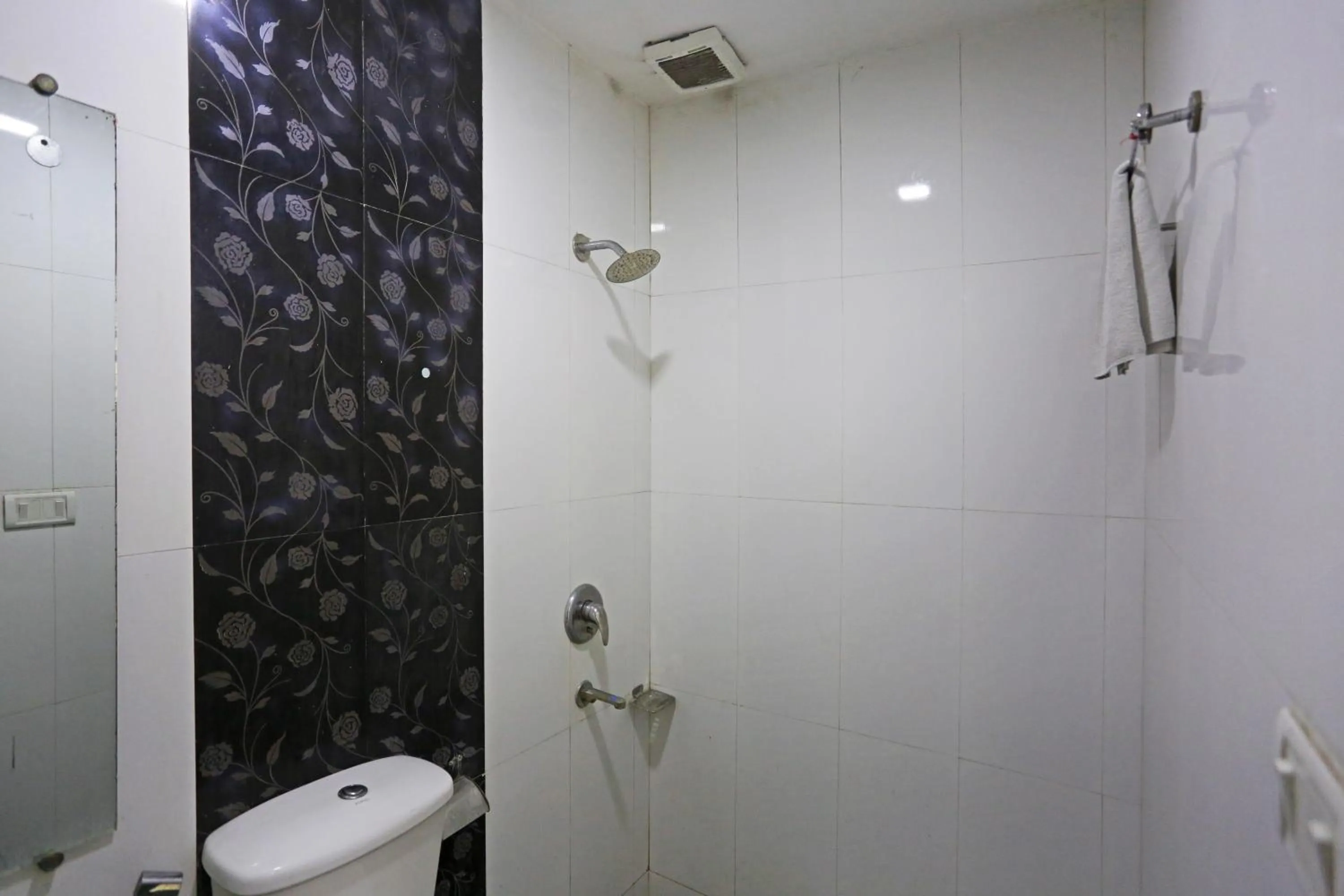 Shower in Hotel Sterling Inn, New Delhi