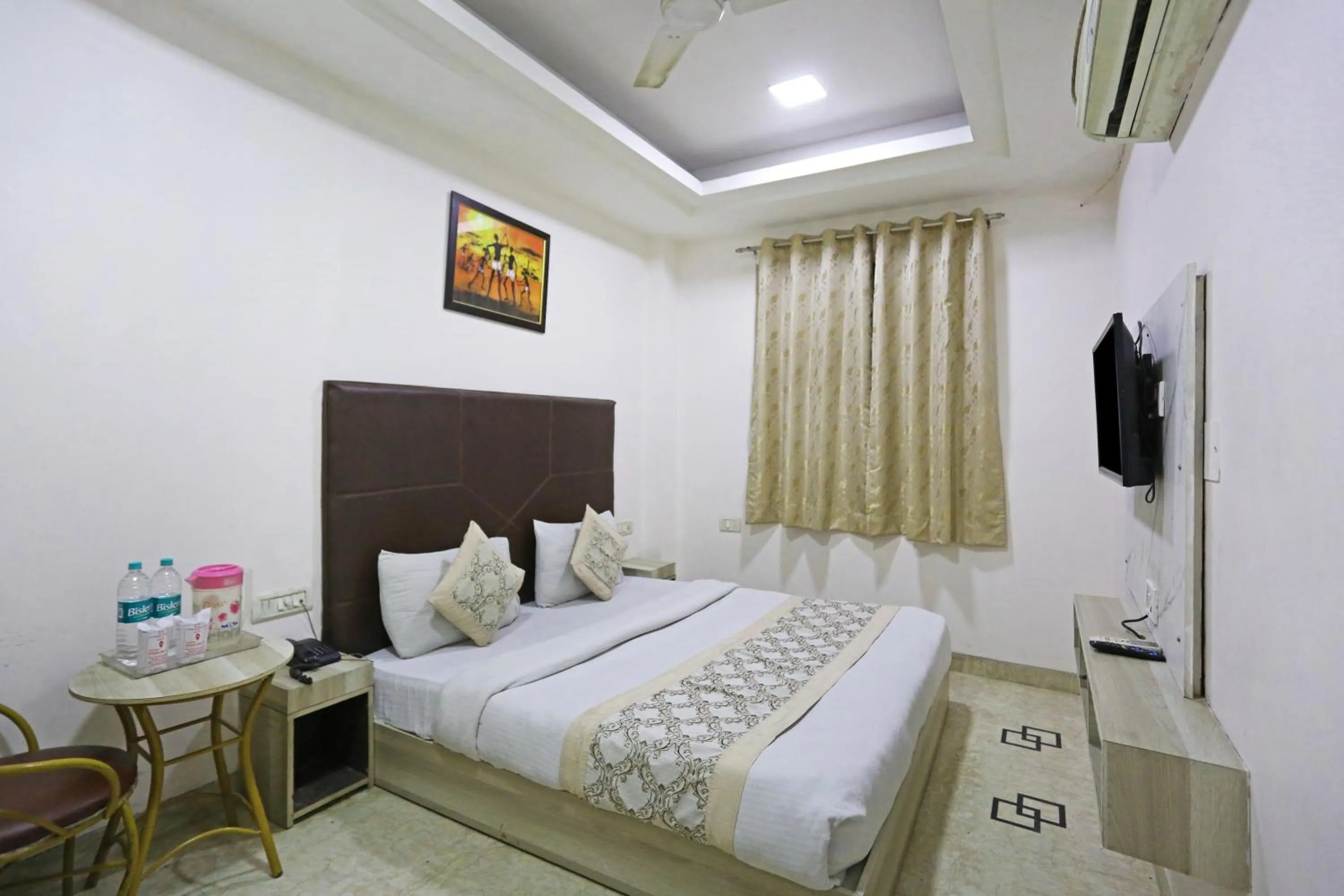 Bed in Hotel Sterling Inn, New Delhi