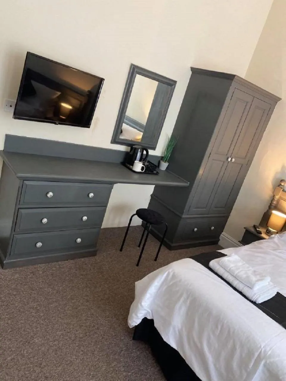 Bedroom in Burlington Hotel