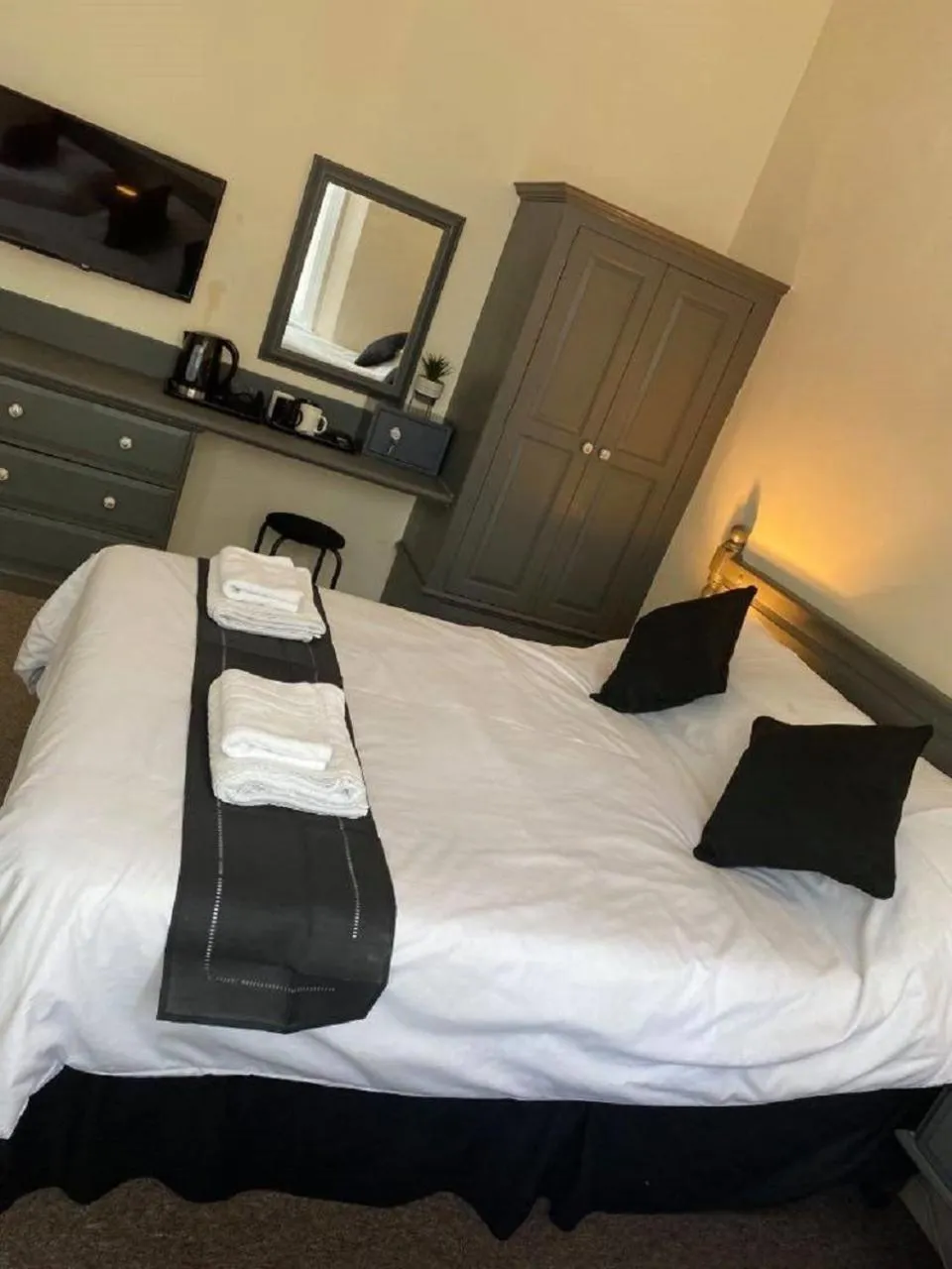 Bedroom in Burlington Hotel