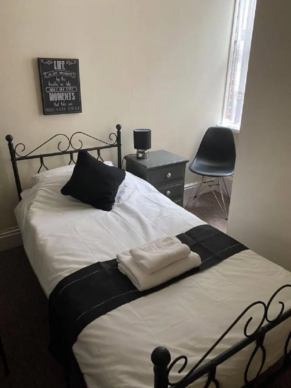 Bedroom in Burlington Hotel