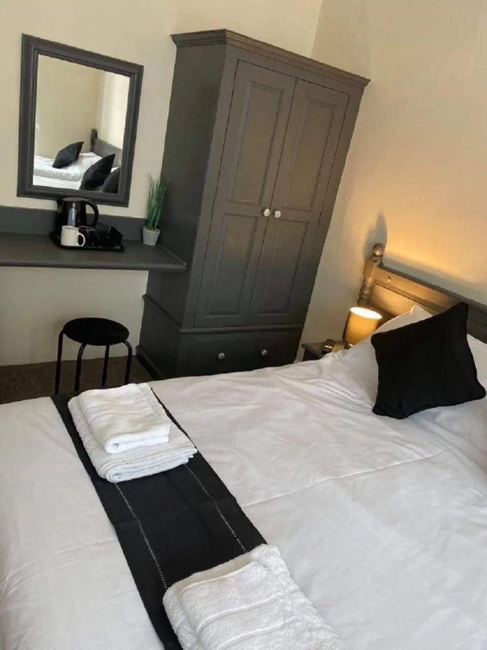 Bedroom in Burlington Hotel