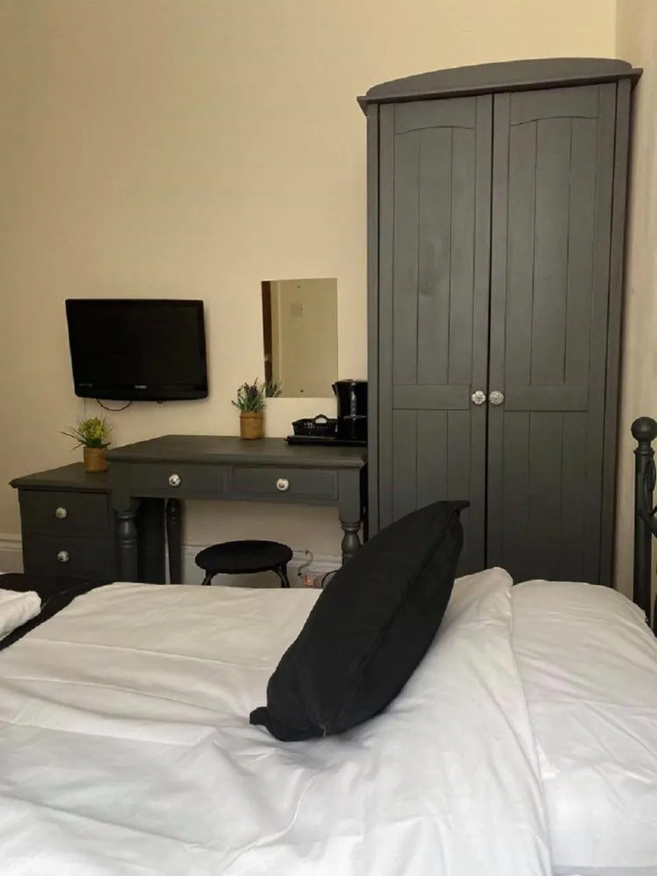 Bedroom in Burlington Hotel