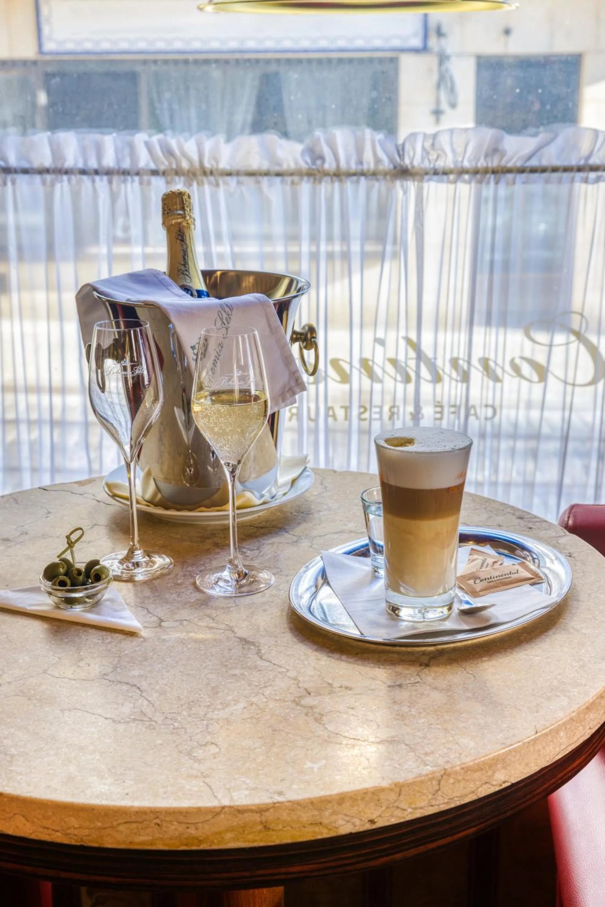 Restaurant/places to eat in Hotel Continental