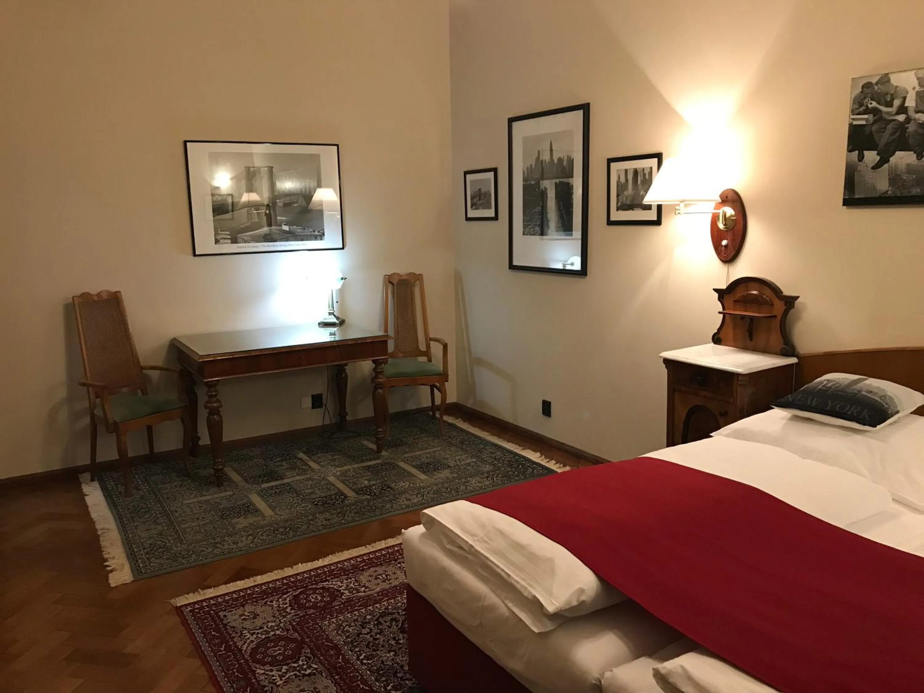 Seating area, Bed in Hotel Continental