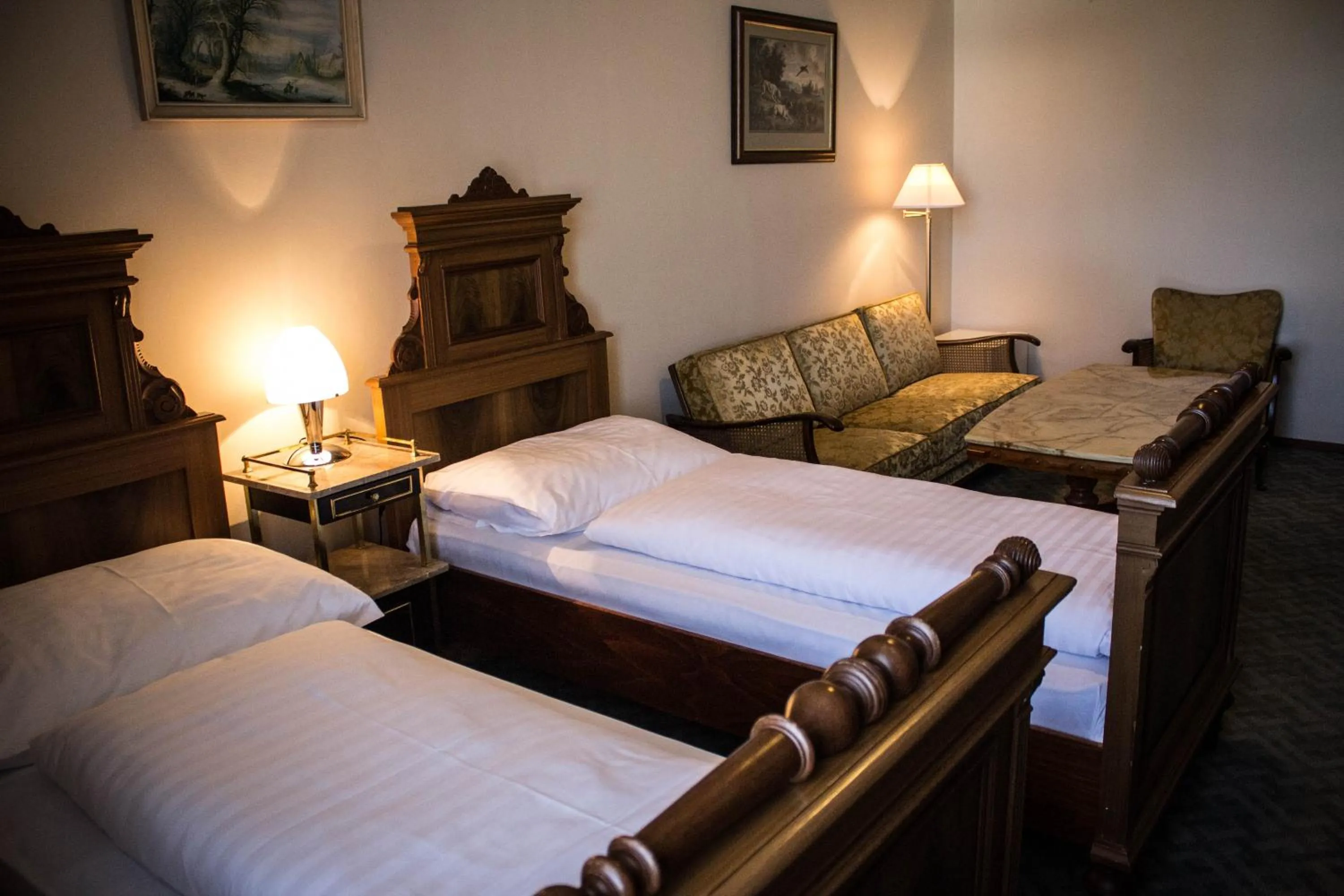 Seating area, Bed in Hotel Continental
