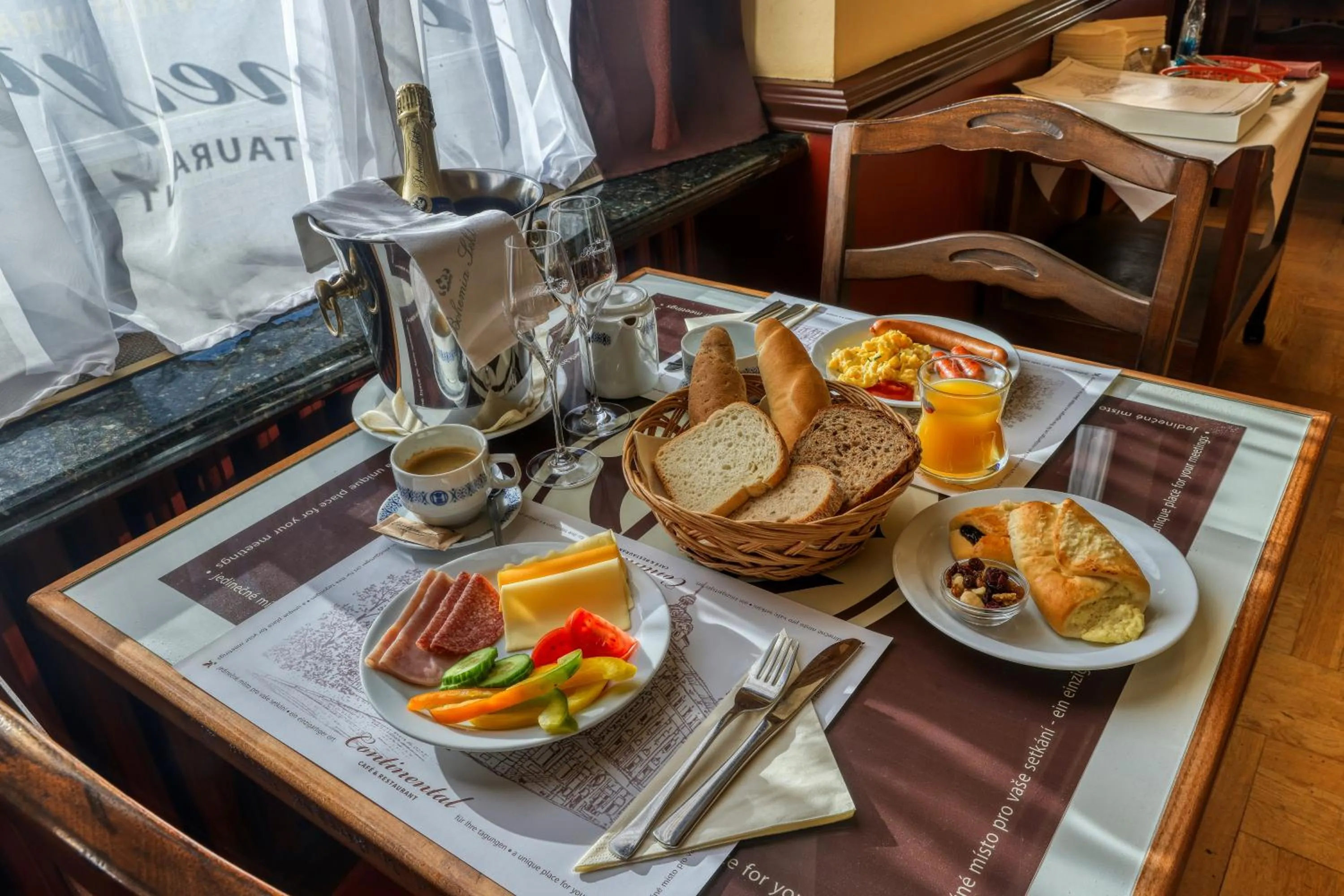 Restaurant/places to eat in Hotel Continental