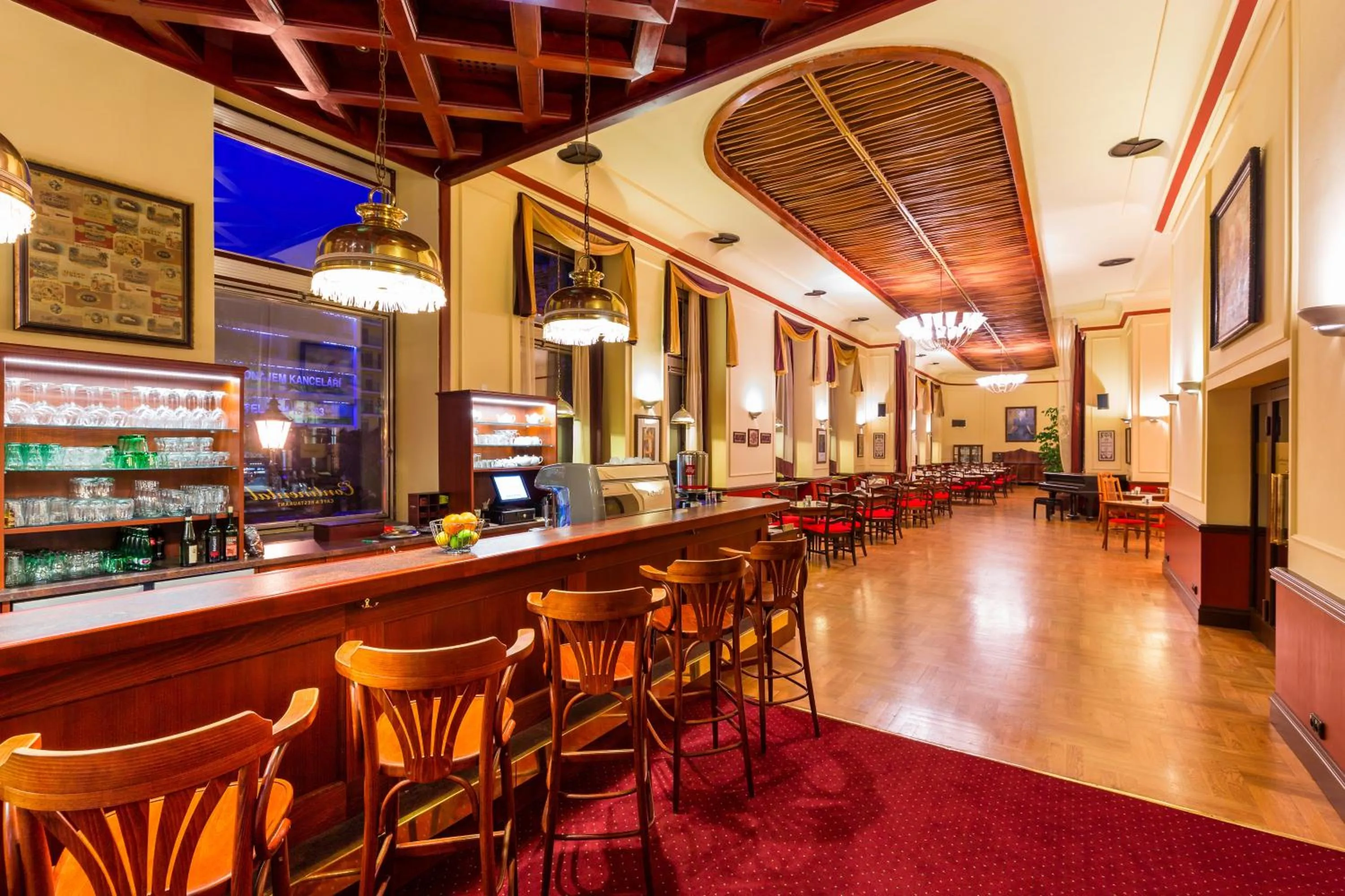 Restaurant/places to eat in Hotel Continental