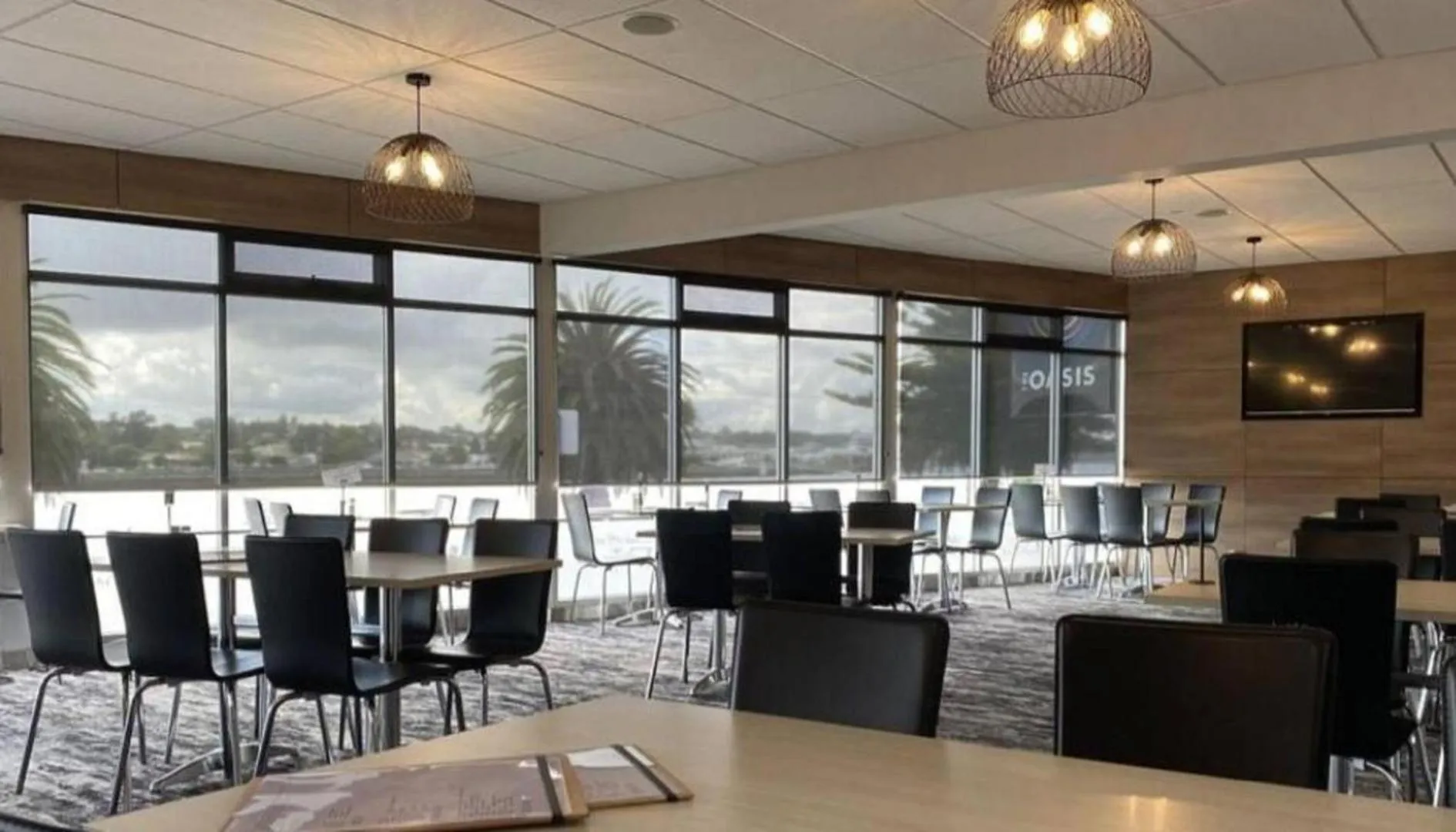 Restaurant/places to eat in Elimatta Hotel