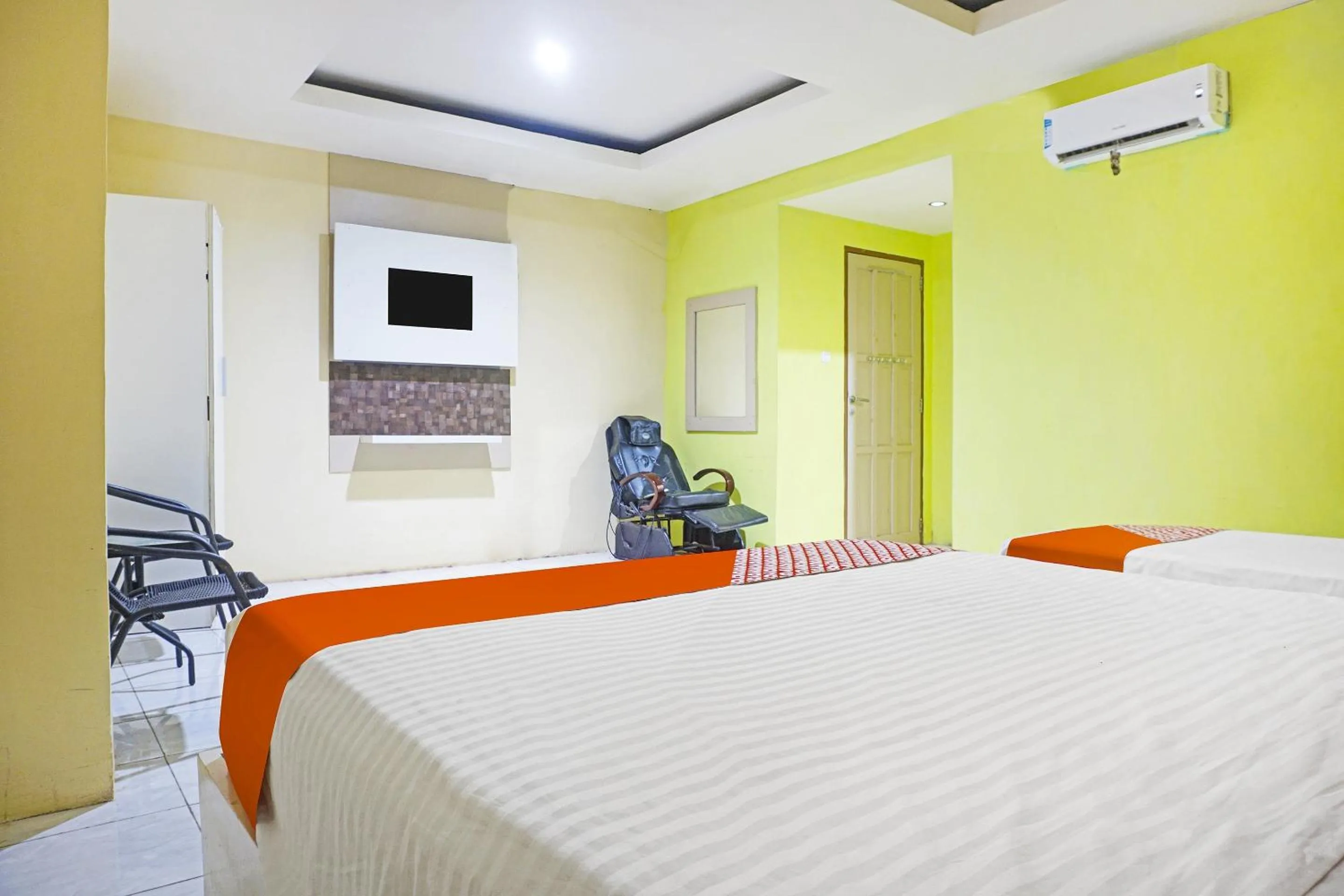Bedroom in COLLECTION O 91331 Hotel Grand Saota Soppeng