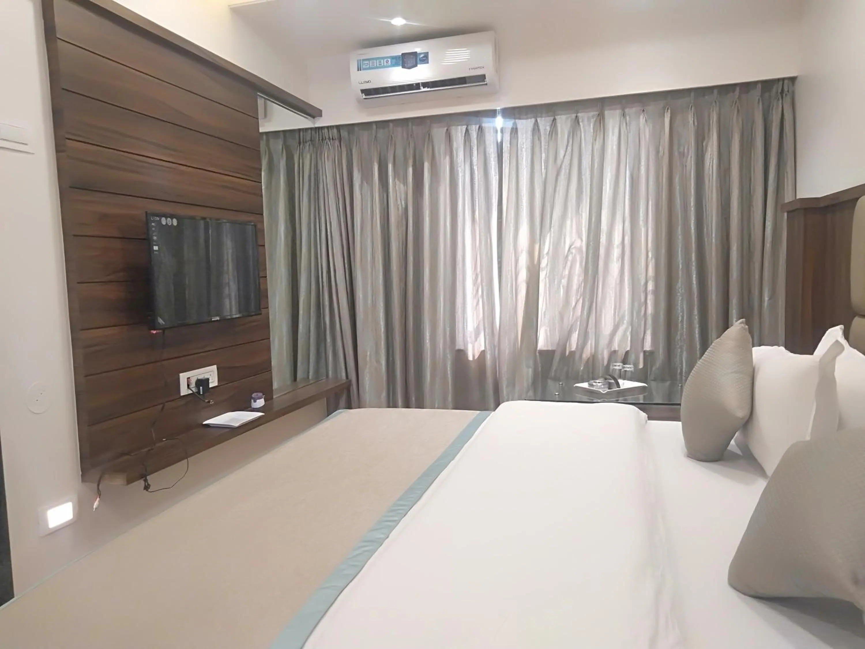 TV and multimedia, Bed in Hotel Shiv Sangram