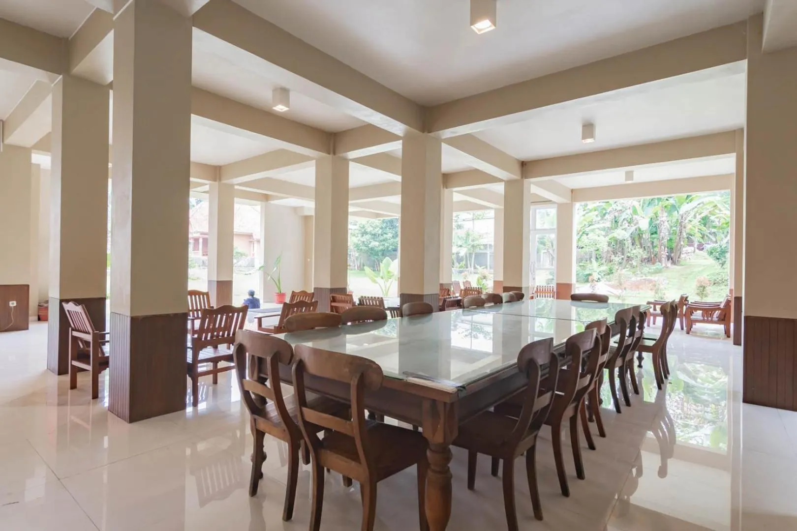 Seating area in Urbanview Hotel Syariah Insani Cisarua Puncak