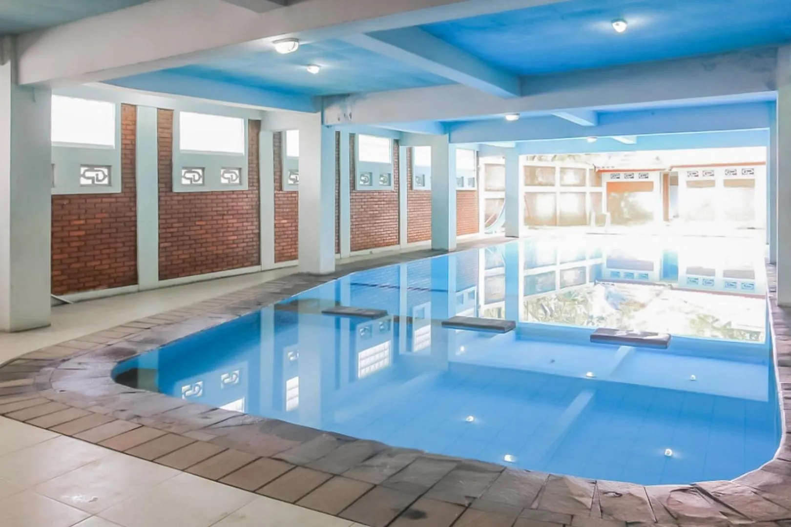 Swimming pool in Urbanview Hotel Syariah Insani Cisarua Puncak